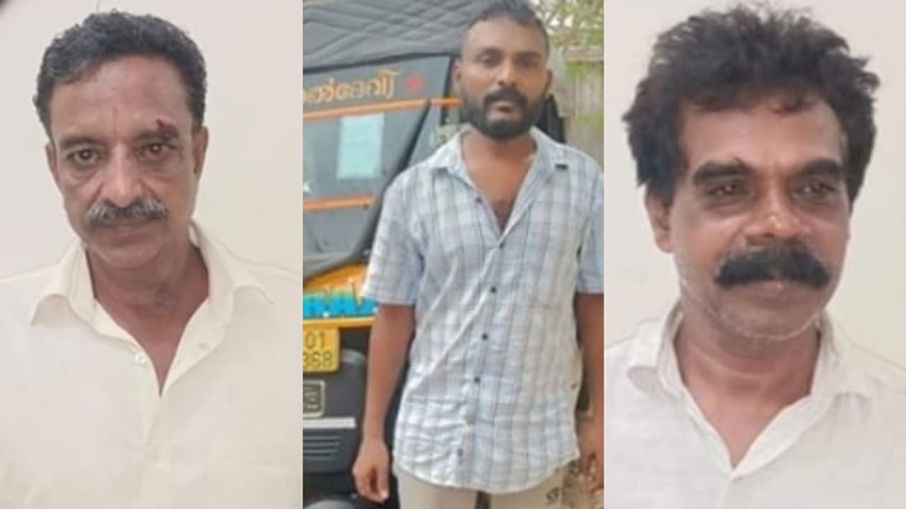 സ്കൂട്ടറിൽ കൊണ്ടുനടന്ന് വിൽപന, പിടിച്ചപ്പോൾ വെട്ടുകത്തി കൊണ്ട് ആക്രമണം; 9.25 ലിറ്റർ ചാരായവുമായി 2പേര് പിടിയിൽ സ്കൂട്ടറിൽ കൊണ്ടുനടന്ന് വിൽപന, പിടിച്ചപ്പോൾ വെട്ടുകത്തി കൊണ്ട് ആക്രമണം; 9.25 ലിറ്റർ ചാരായവുമായി 2പേര് പിടിയിൽ