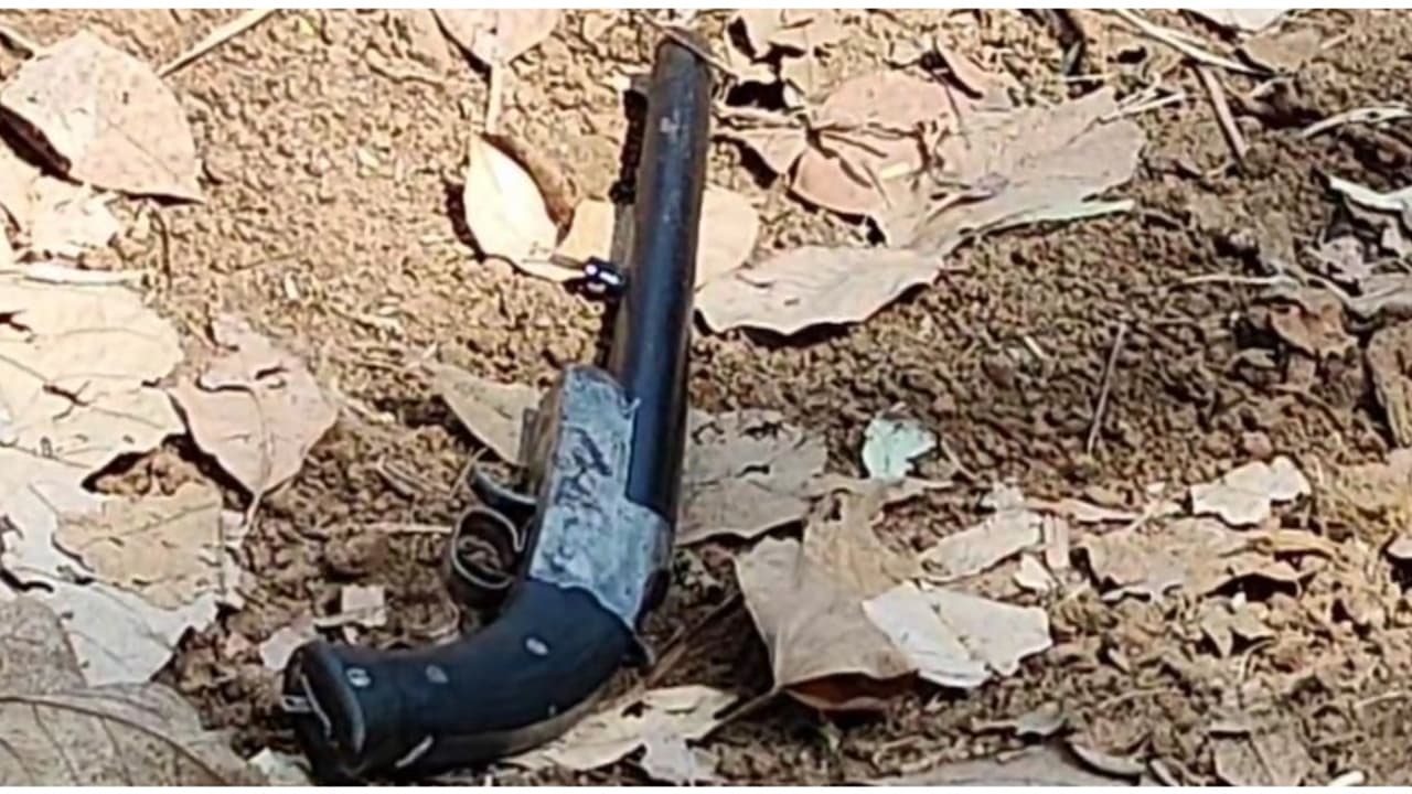 പാലക്കാട്ട് മധ്യവയസ്കൻ വെടിയേറ്റ് മരിച്ച നിലയിൽ, ഭാര്യ കോയമ്പത്തൂരിലെ വീട്ടിലും വെടിയേറ്റ് മരിച്ച നിലയിൽ പാലക്കാട്ട് മധ്യവയസ്കൻ വെടിയേറ്റ് മരിച്ച നിലയിൽ, ഭാര്യ കോയമ്പത്തൂരിലെ വീട്ടിലും വെടിയേറ്റ് മരിച്ച നിലയിൽ