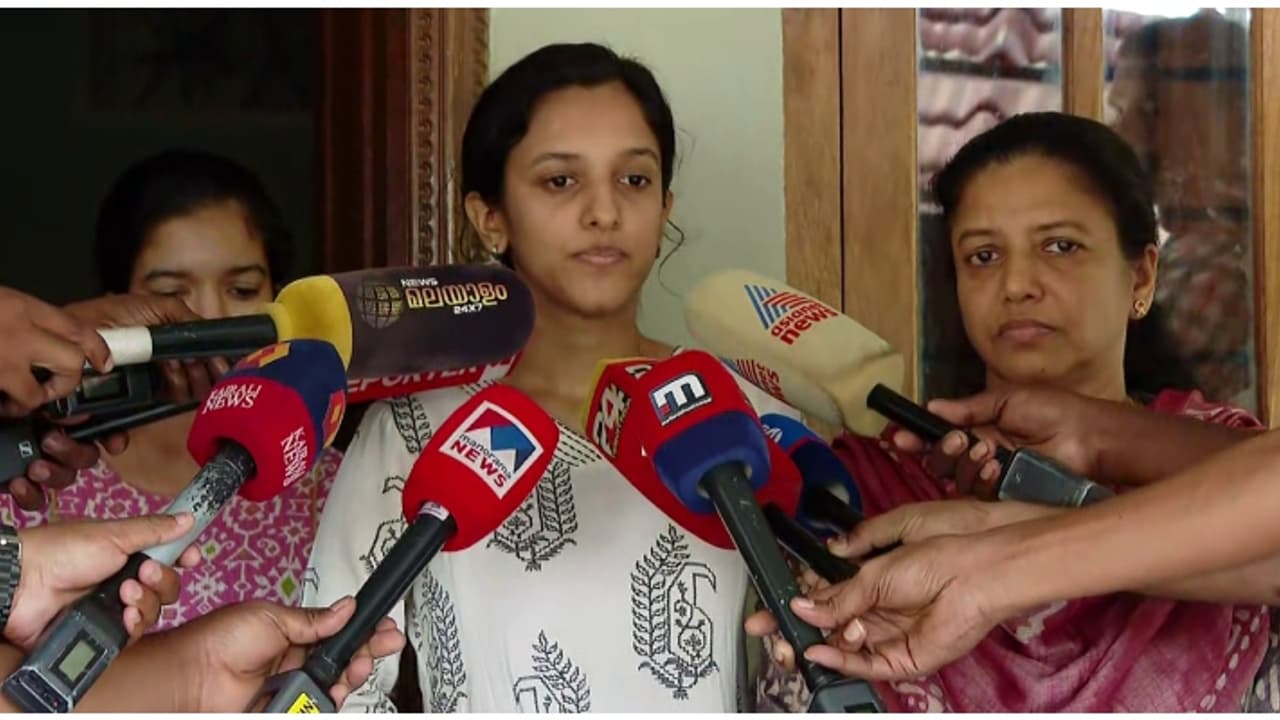 യൂട്യൂബ് ചാനലുകൾക്കെതിരെ നവീൻ ബാബുവിന്റെ മകൾ, 'ഇല്ലാക്കഥകൾ പ്രചരിപ്പിക്കരുത്, അപവാദ പ്രചാരണം അവസാനിപ്പിക്കണം' യൂട്യൂബ് ചാനലുകൾക്കെതിരെ നവീൻ ബാബുവിന്റെ മകൾ, 'ഇല്ലാക്കഥകൾ പ്രചരിപ്പിക്കരുത്, അപവാദ പ്രചാരണം അവസാനിപ്പിക്കണം'