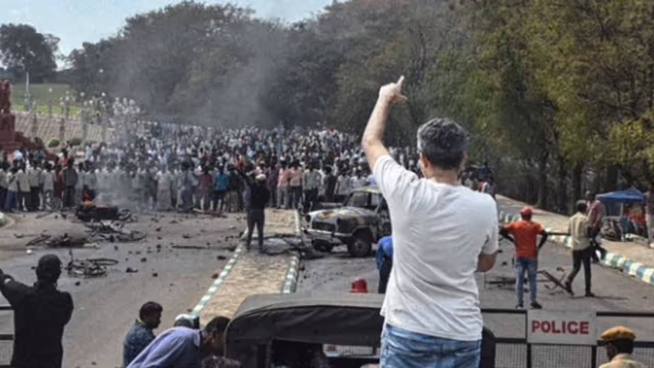 'ബജറ്റ് 360 കോടി, 3000 ജൂനിയര്‍ ആര്‍ടിസ്റ്റിനെ വച്ച് വന്‍ കലാപ രംഗം': ഞെട്ടിക്കാന്‍ ഒരു പടം വരുന്നു !