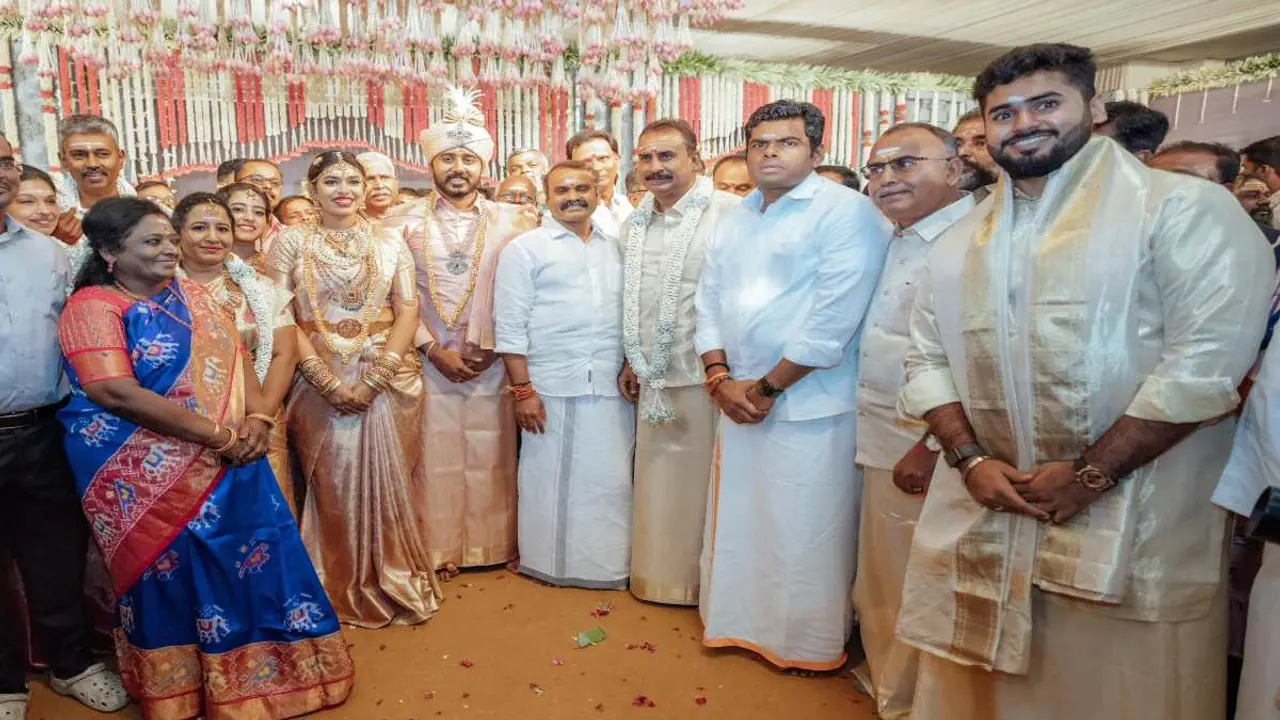 தங்க மாலையில் ஜொலித்த எஸ்பி வேலுமணி மகன், மருமகள்; வாழ்த்திய அண்ணாமலை!! தங்க மாலையில் ஜொலித்த எஸ்பி வேலுமணி மகன், மருமகள்; வாழ்த்திய அண்ணாமலை!!