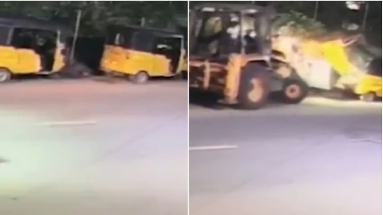 നട്ടപ്പാതിരയ്ക്ക് ജെസിബിയുമായി റോഡിലിറങ്ങി 17കാരൻ, വാഹനങ്ങൾ ഇടിച്ച് തകർത്തു; ഓടിയെത്തിയ നാട്ടുകാർ പിടികൂടി നട്ടപ്പാതിരയ്ക്ക് ജെസിബിയുമായി റോഡിലിറങ്ങി 17കാരൻ, വാഹനങ്ങൾ ഇടിച്ച് തകർത്തു; ഓടിയെത്തിയ നാട്ടുകാർ പിടികൂടി