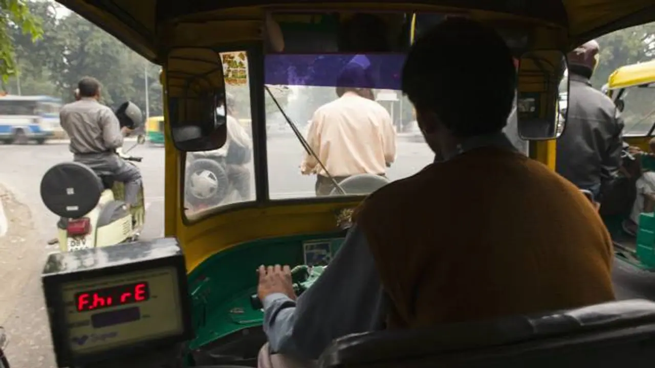 ಆಟೋಗಾಗಿ ಕಾಯುತ್ತಿದ್ದ ಯುವಕನನ್ನು ಆಟೋದೊಳಗೆ ಎಳೆದುಕೊಂಡ ಮಹಿಳೆ! ಮುಂದಾಗಿದ್ದು ಮಾನವೀಯತೆಗೆ ಸಾಕ್ಷಿ! ಆಟೋಗಾಗಿ ಕಾಯುತ್ತಿದ್ದ ಯುವಕನನ್ನು ಆಟೋದೊಳಗೆ ಎಳೆದುಕೊಂಡ ಮಹಿಳೆ! ಮುಂದಾಗಿದ್ದು ಮಾನವೀಯತೆಗೆ ಸಾಕ್ಷಿ!