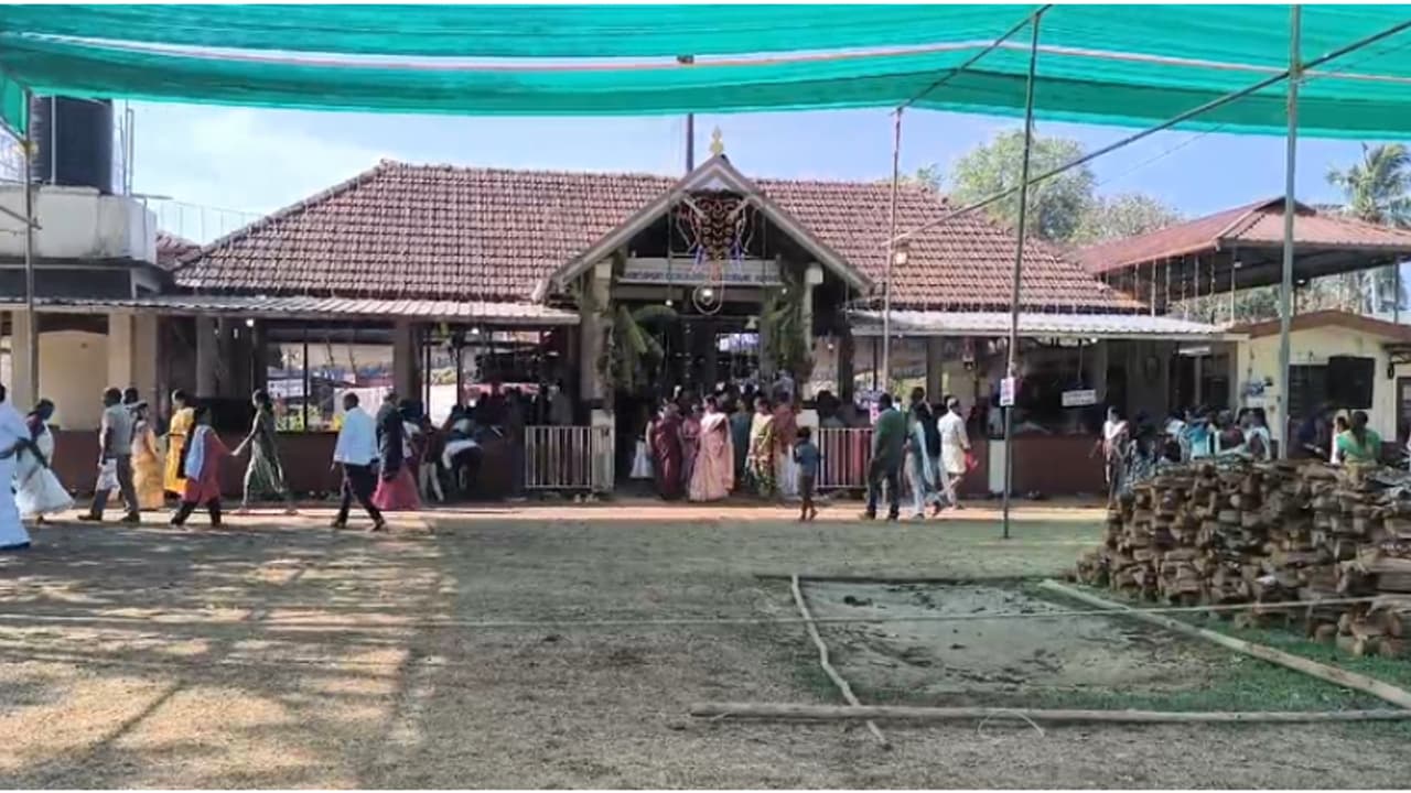 പ്രസിദ്ധമായ മാരിയമ്മൻ ക്ഷേത്ര ഉത്സവം നാളെ, ബത്തേരിയില് ഗതാഗത നിയന്ത്രണമേർപ്പെടുത്തി; അറിയേണ്ടതെല്ലാം പ്രസിദ്ധമായ മാരിയമ്മൻ ക്ഷേത്ര ഉത്സവം നാളെ, ബത്തേരിയില് ഗതാഗത നിയന്ത്രണമേർപ്പെടുത്തി; അറിയേണ്ടതെല്ലാം