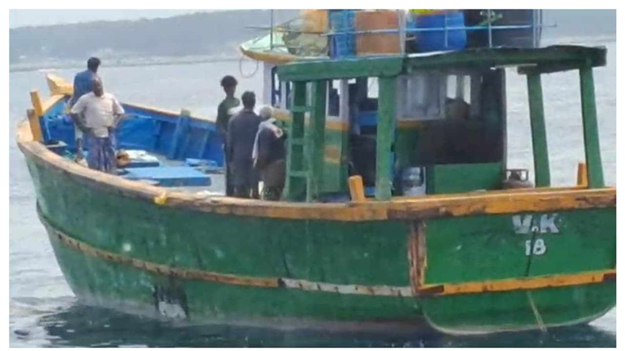 രേഖകളില്ലാതെ കടലിൽ കറങ്ങി മത്സ്യബന്ധനം, തമിഴ്നാട് സ്വദേശിയുടെ ട്രോളർ ബോട്ട് പിടിച്ചെടുത്തു രേഖകളില്ലാതെ കടലിൽ കറങ്ങി മത്സ്യബന്ധനം, തമിഴ്നാട് സ്വദേശിയുടെ ട്രോളർ ബോട്ട് പിടിച്ചെടുത്തു