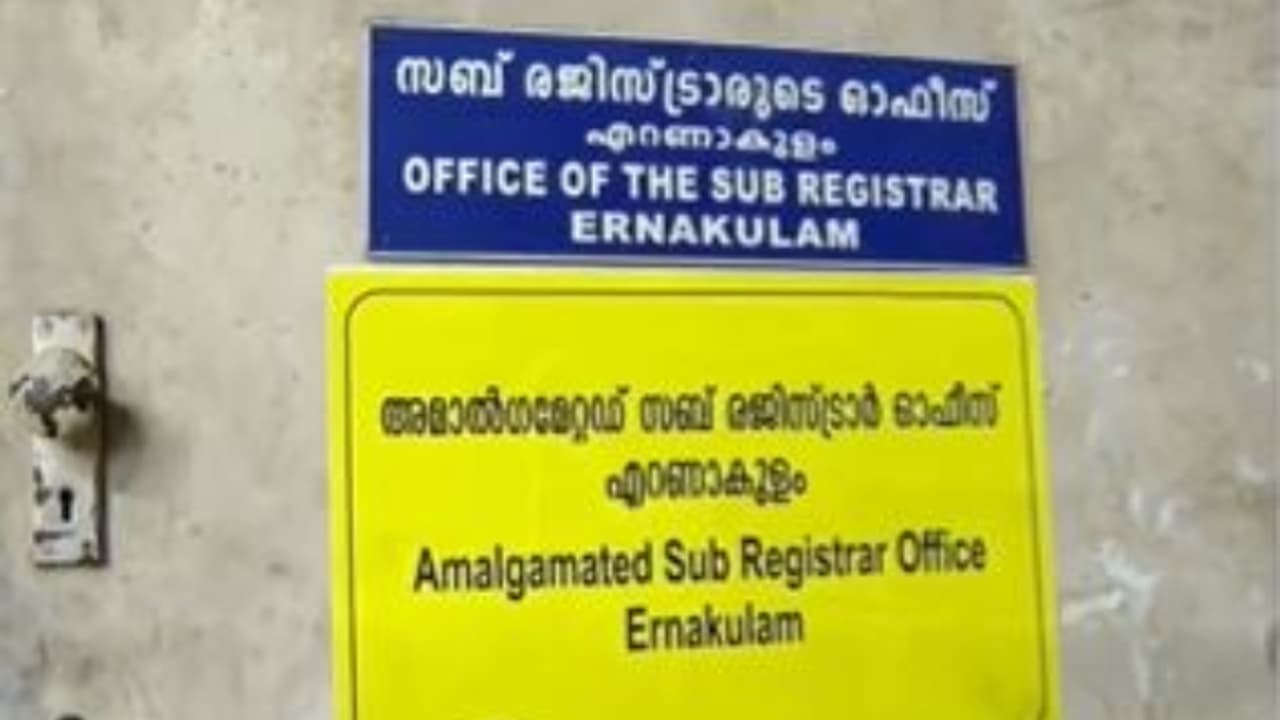 ആധാരം രജിസ്ട്രേഷന് സബ് രജിസ്ട്രാർ ഓഫീസിലെ വനിത ക്ലർക്ക് വാങ്ങിയത് 1,750 രൂപ കൈക്കൂലി, തൊണ്ടി സഹിതം പിടയിൽ ആധാരം രജിസ്ട്രേഷന് സബ് രജിസ്ട്രാർ ഓഫീസിലെ വനിത ക്ലർക്ക് വാങ്ങിയത് 1,750 രൂപ കൈക്കൂലി, തൊണ്ടി സഹിതം പിടയിൽ