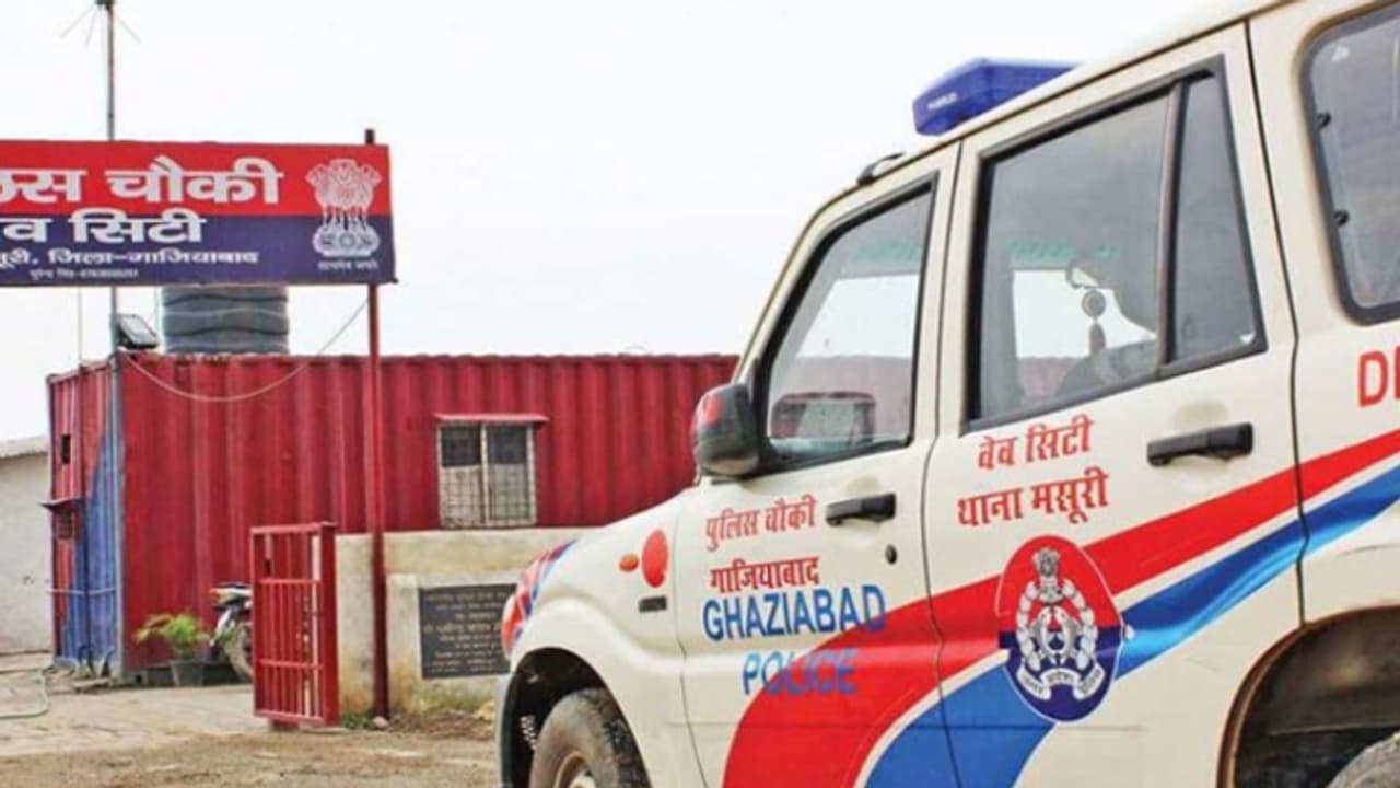 രാത്രി നാലംഗ സംഘം വീട്ടിൽ കയറി, ബോധം കെടുത്തിയ ശേഷം സ്വകാര്യ ഭാഗങ്ങളിൽ ഗുരുതര പരിക്കേൽപ്പിച്ചെന്ന് പരാതി രാത്രി നാലംഗ സംഘം വീട്ടിൽ കയറി, ബോധം കെടുത്തിയ ശേഷം സ്വകാര്യ ഭാഗങ്ങളിൽ ഗുരുതര പരിക്കേൽപ്പിച്ചെന്ന് പരാതി