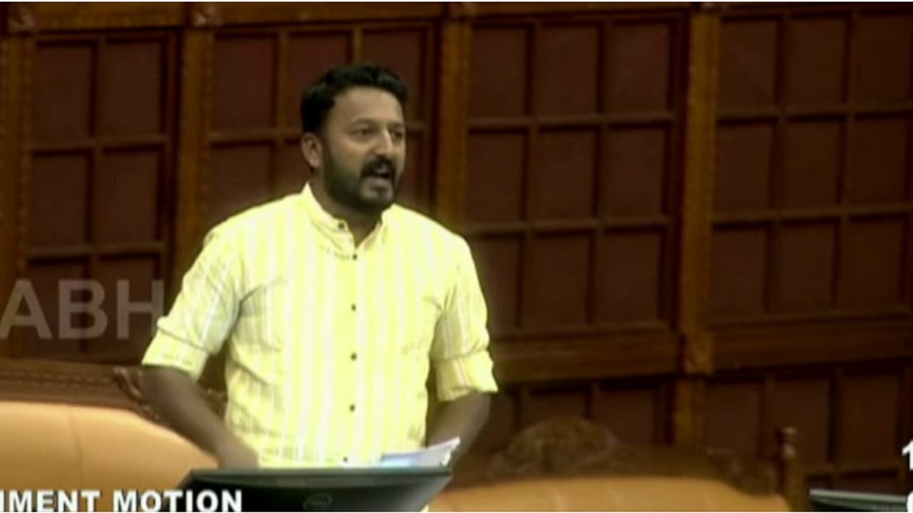 സഭയിൽ ആഞ്ഞടിച്ച് രാഹുൽ മാങ്കൂട്ടത്തിൽ; അധികകാലം ഓഫീസിൽ ഇരിക്കാമെന്നു ആരോഗ്യമന്ത്രി കരുതേണ്ടെന്ന് വെല്ലുവിളി സഭയിൽ ആഞ്ഞടിച്ച് രാഹുൽ മാങ്കൂട്ടത്തിൽ; അധികകാലം ഓഫീസിൽ ഇരിക്കാമെന്നു ആരോഗ്യമന്ത്രി കരുതേണ്ടെന്ന് വെല്ലുവിളി