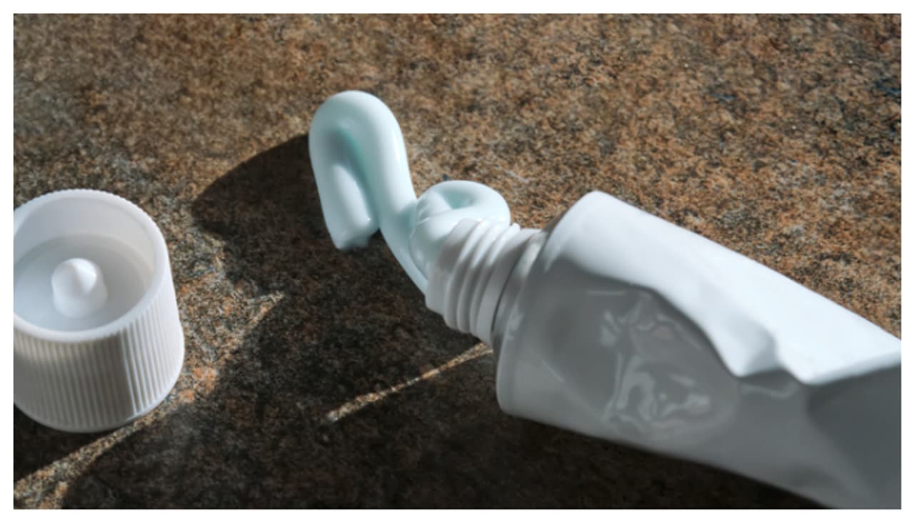 ഇനി ടൂത് പേസ്റ്റ് ഉപയോഗിച്ചും അടുക്കള വൃത്തിയാക്കാം; ഇങ്ങനെ ചെയ്താൽ മതി ഇനി ടൂത് പേസ്റ്റ് ഉപയോഗിച്ചും അടുക്കള വൃത്തിയാക്കാം; ഇങ്ങനെ ചെയ്താൽ മതി