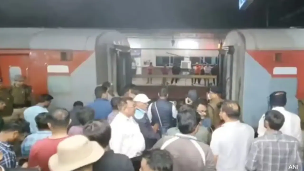 ಗಂಡ್ಮಕ್ಕಳಿಗೂ ಕಾಟ, ರೈಲಿನಲ್ಲಿ ಮಲಗಿದ್ದವನಿಗೆ ಮುತ್ತಿಕ್ಕಿ ರೊಮ್ಯಾನ್ಸ್ಗಿಳಿದ ವ್ಯಕ್ತಿ ಗಂಡ್ಮಕ್ಕಳಿಗೂ ಕಾಟ, ರೈಲಿನಲ್ಲಿ ಮಲಗಿದ್ದವನಿಗೆ ಮುತ್ತಿಕ್ಕಿ ರೊಮ್ಯಾನ್ಸ್ಗಿಳಿದ ವ್ಯಕ್ತಿ