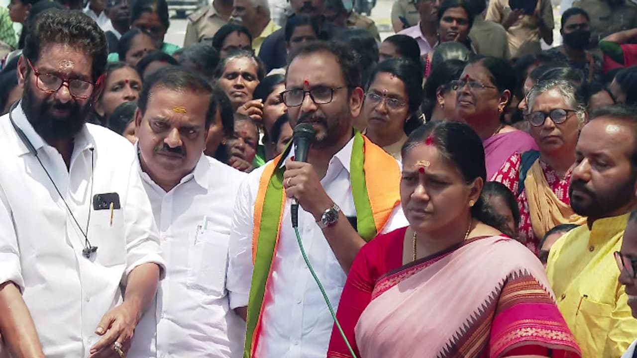 കേരളം ഒറ്റക്കെട്ടായിആശാവർക്കർമാർക്ക് മുത്തം കൊടുക്കുന്നു,സമരത്തെ പരിഹസിച്ച സിഐടിയുനേതാവിനോട് കെ സുരേന്ദ്രന് കേരളം ഒറ്റക്കെട്ടായിആശാവർക്കർമാർക്ക് മുത്തം കൊടുക്കുന്നു,സമരത്തെ പരിഹസിച്ച സിഐടിയുനേതാവിനോട് കെ സുരേന്ദ്രന്