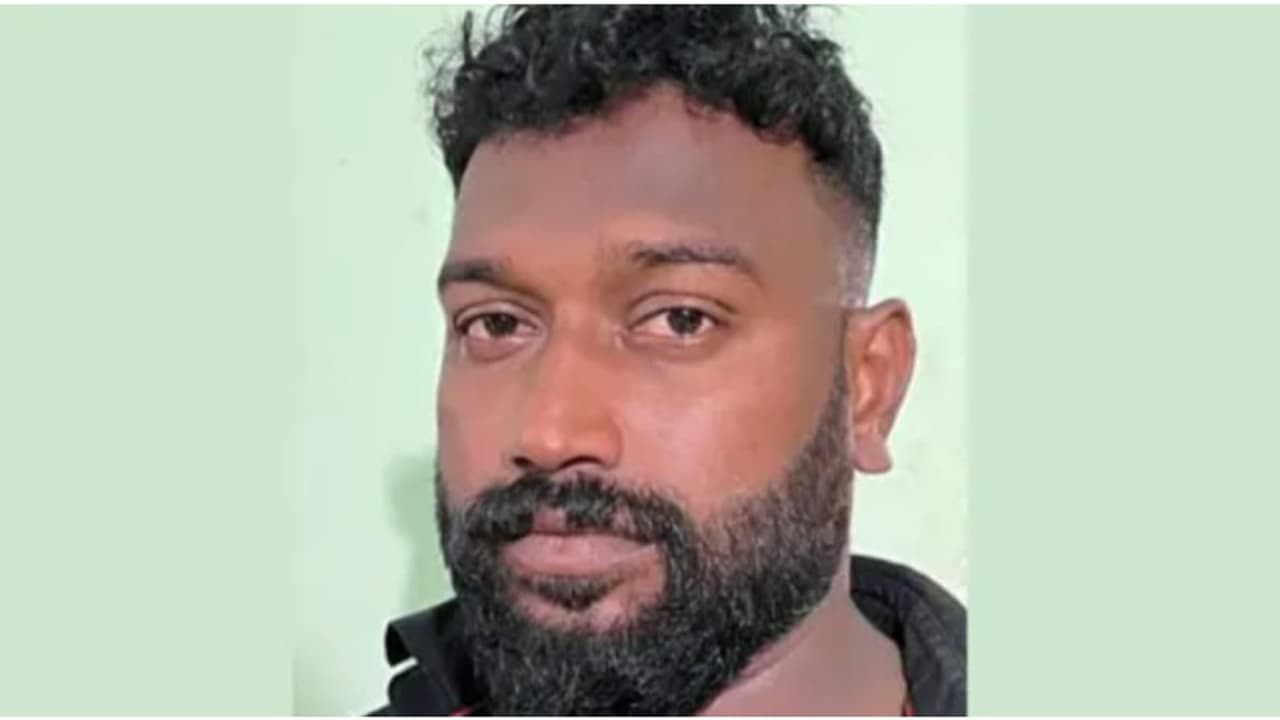 അനധികൃതമായി സ്റ്റോക്ക് ചെയ്ത് ആവശ്യക്കാർക്ക് വിദേശ മദ്യം സ്കൂട്ടറില് എത്തിച്ചു നല്കി; യുവാവ് പിടിയില് അനധികൃതമായി സ്റ്റോക്ക് ചെയ്ത് ആവശ്യക്കാർക്ക് വിദേശ മദ്യം സ്കൂട്ടറില് എത്തിച്ചു നല്കി; യുവാവ് പിടിയില്