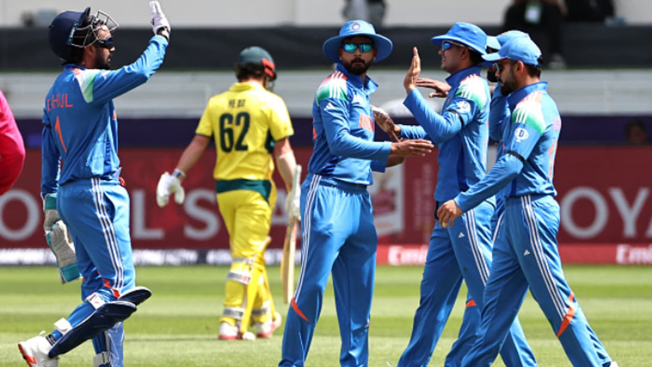 ചാമ്പ്യൻസ് ട്രോഫി: ഓസ്ട്രേലിയക്കെതിരെ ഇന്ത്യൻ താരങ്ങളിറങ്ങിയത് കറുത്ത ആം ബാന്ഡ് ധരിച്ച്, കാരണമറിയാം ചാമ്പ്യൻസ് ട്രോഫി: ഓസ്ട്രേലിയക്കെതിരെ ഇന്ത്യൻ താരങ്ങളിറങ്ങിയത് കറുത്ത ആം ബാന്ഡ് ധരിച്ച്, കാരണമറിയാം