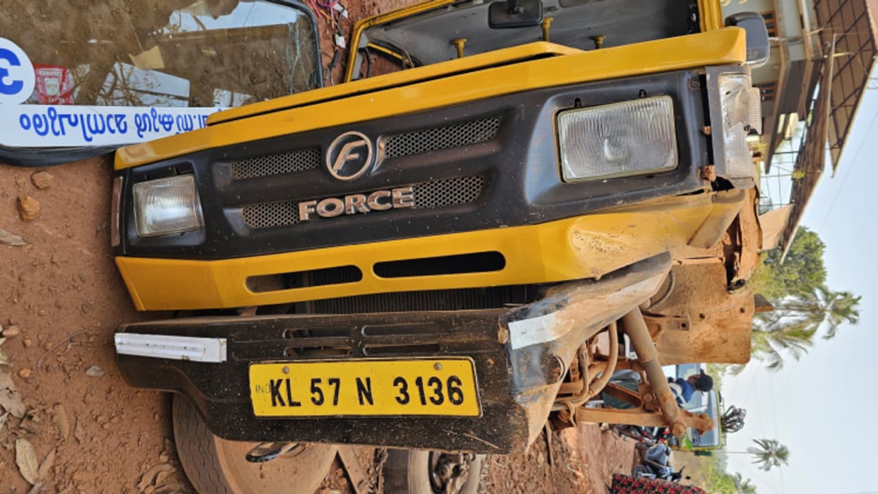 കോഴിക്കോട് വിദ്യാർത്ഥികളെ വീടുകളിലാക്കാൻ പോയ സ്കൂൾ ബസ് മറിഞ്ഞു; ഒൻപത് വിദ്യാർത്ഥികളടക്കം 10 പേർക്ക് പരുക്ക് കോഴിക്കോട് വിദ്യാർത്ഥികളെ വീടുകളിലാക്കാൻ പോയ സ്കൂൾ ബസ് മറിഞ്ഞു; ഒൻപത് വിദ്യാർത്ഥികളടക്കം 10 പേർക്ക് പരുക്ക്