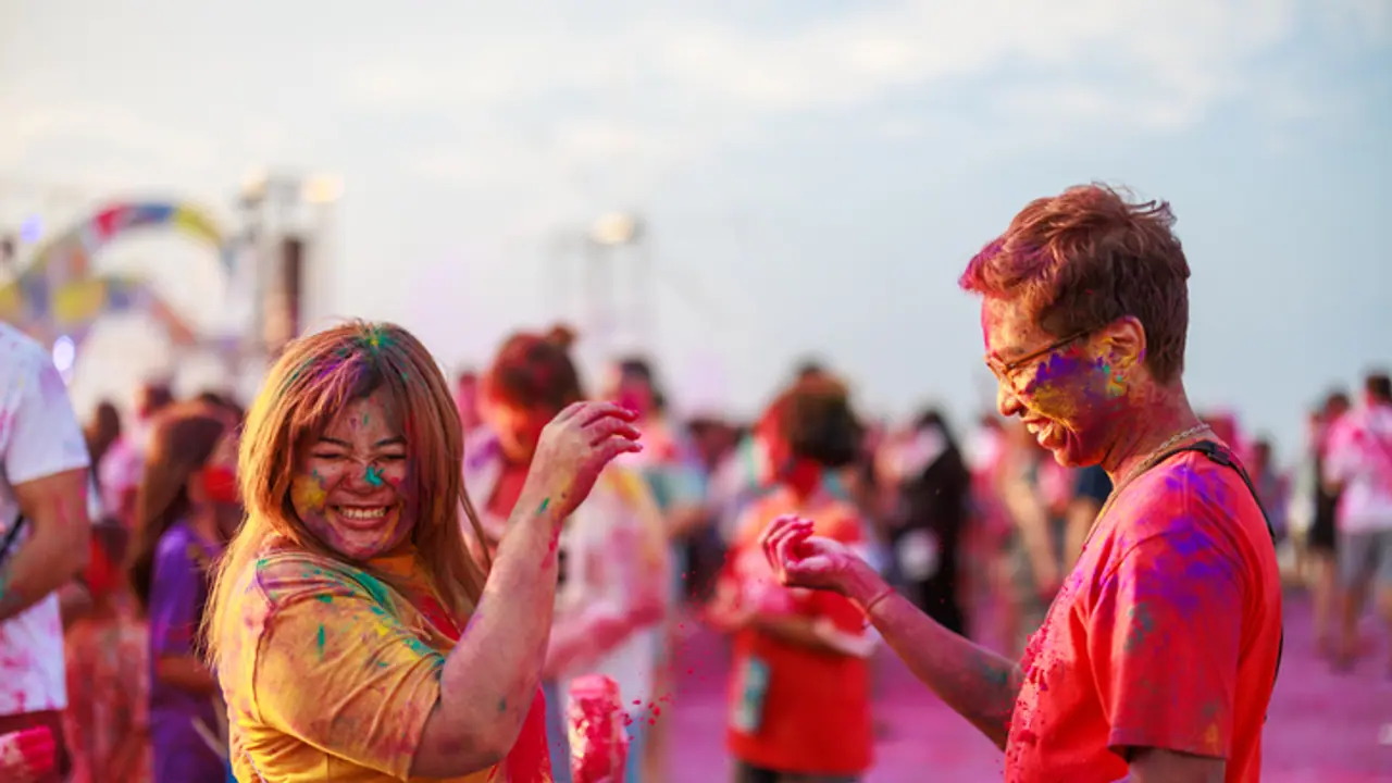  Holi 2025 makeup guide: How to look glamorous while protecting your skin 