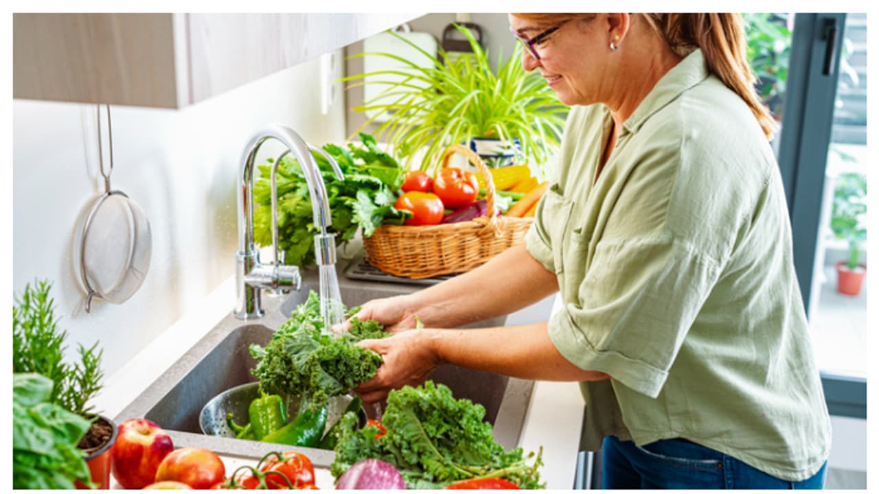 പച്ചക്കറികളും പഴവർഗ്ഗങ്ങളും അണുവിമുക്തമാകും; ഇതാ 5 എളുപ്പ വഴികൾ 