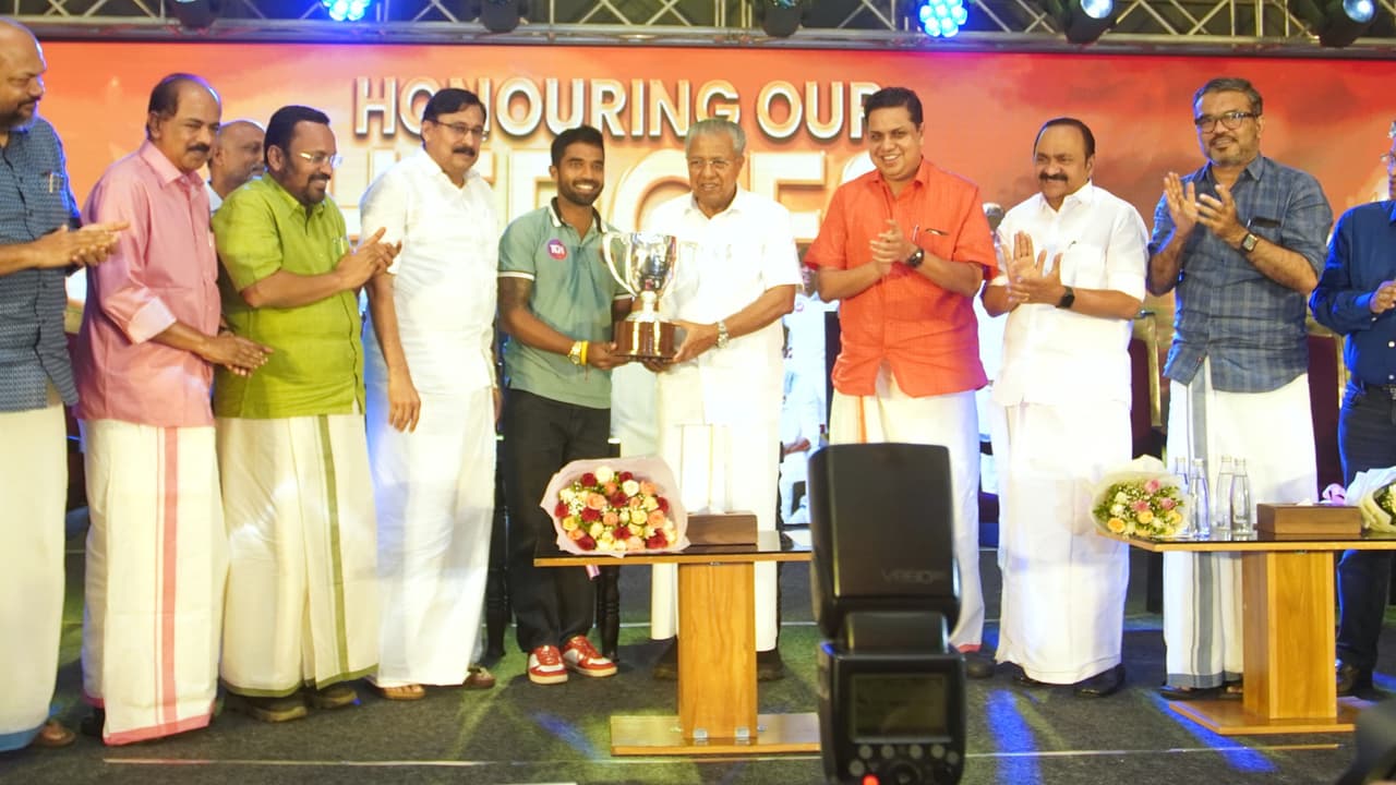 സക്സേനയും സർവാതെയും മറുനാടൻ താരങ്ങളല്ല, നമ്മുടെ ഭാഗം; കേരളത്തിന്‍റേത് കിരീട സമാന നേട്ടമെന്ന് മുഖ്യമന്ത്രി