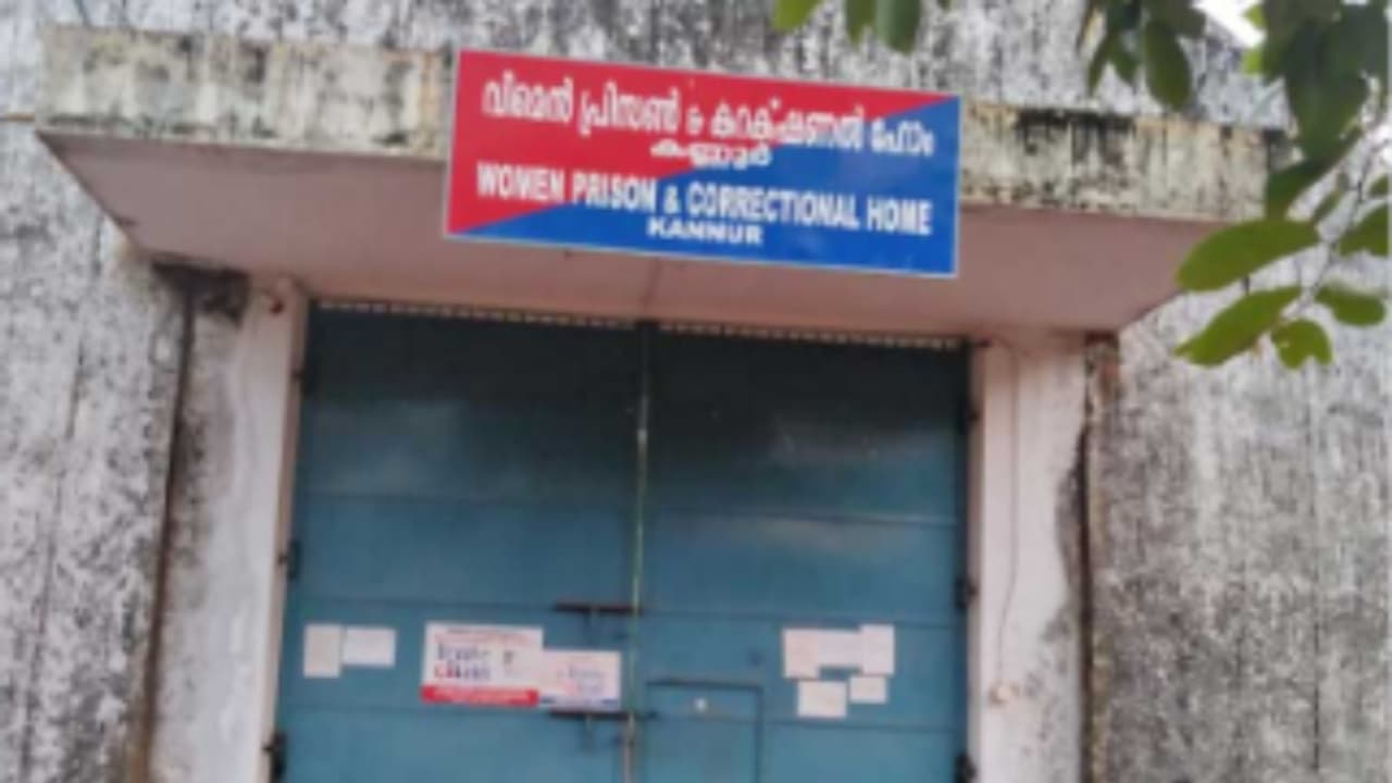 രാത്രി 11 മണിയ്ക്ക് കണ്ണൂര് വനിതാ ജയിലിന് 25 മീറ്റർ ഉയരത്തില് അജ്ഞാത ഡ്രോൺ; ടൗൺ പൊലീസ് കേസെടുത്തു രാത്രി 11 മണിയ്ക്ക് കണ്ണൂര് വനിതാ ജയിലിന് 25 മീറ്റർ ഉയരത്തില് അജ്ഞാത ഡ്രോൺ; ടൗൺ പൊലീസ് കേസെടുത്തു