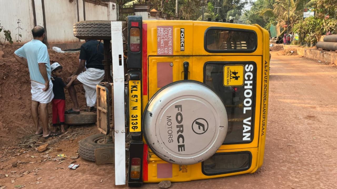 സ്കൂള് വാനിന്റെ ആക്സില് ഒടിഞ്ഞതെന്ന് ഡ്രൈവർ; കോഴിക്കോട് അപകടത്തിൽ വിദ്യാര്ത്ഥികള്ക്കും ഡ്രൈവർക്കും പരിക്ക് സ്കൂള് വാനിന്റെ ആക്സില് ഒടിഞ്ഞതെന്ന് ഡ്രൈവർ; കോഴിക്കോട് അപകടത്തിൽ വിദ്യാര്ത്ഥികള്ക്കും ഡ്രൈവർക്കും പരിക്ക്