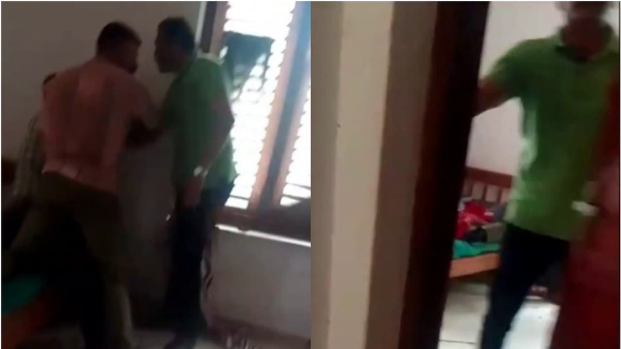 മഫ്തിയിൽ വീട്ടിൽ കയറി പിടി കൂടുന്നതിനിടെ പൊലീസ് മർദിച്ചു; പരാതിയുമായി വിസ തട്ടിപ്പ് കേസിലെ പ്രതിയുടെ കുടുംബം മഫ്തിയിൽ വീട്ടിൽ കയറി പിടി കൂടുന്നതിനിടെ പൊലീസ് മർദിച്ചു; പരാതിയുമായി വിസ തട്ടിപ്പ് കേസിലെ പ്രതിയുടെ കുടുംബം