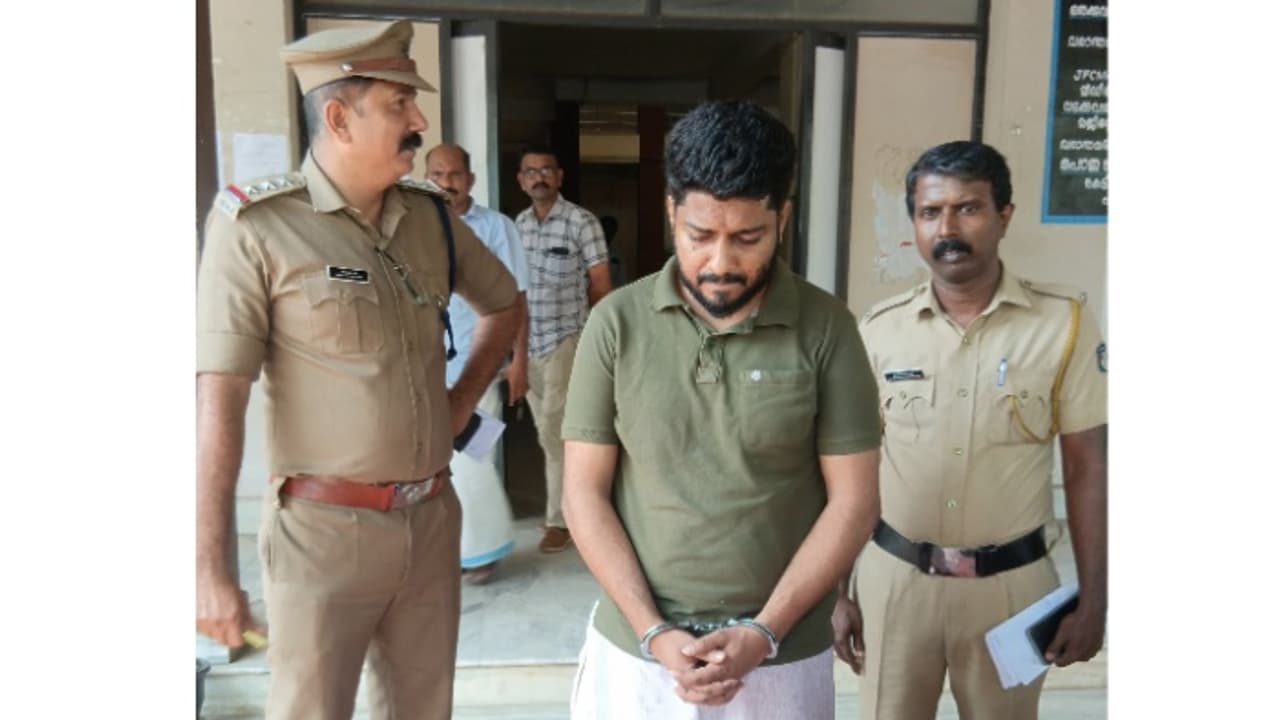 കേരളത്തിലെ വ്യാപാരിയെ വെർച്വൽ അറസ്റ്റ് ചെയ്ത് തട്ടിയത് 61 ലക്ഷം രൂപ; യുപി സ്വദേശിയെ വീണ്ടും കസ്റ്റഡിയിൽ വാങ്ങി കേരളത്തിലെ വ്യാപാരിയെ വെർച്വൽ അറസ്റ്റ് ചെയ്ത് തട്ടിയത് 61 ലക്ഷം രൂപ; യുപി സ്വദേശിയെ വീണ്ടും കസ്റ്റഡിയിൽ വാങ്ങി