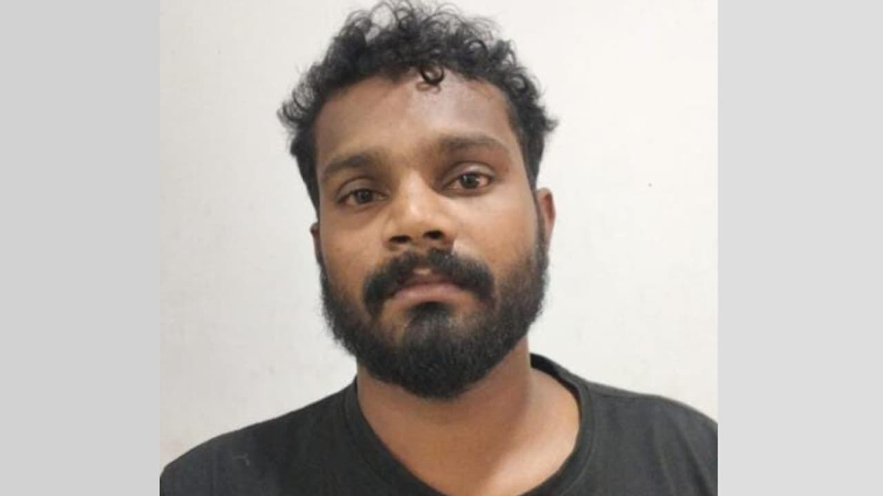 രാത്രി റോഡിൽ കാത്തിരുന്നു, സ്കൂട്ടറിലെത്തിയ ദമ്പതിമാരെ തടഞ്ഞ് വെട്ടുകത്തി വീശി; വധശ്രമക്കേസിൽ യുവാവ് പിടിയിൽ