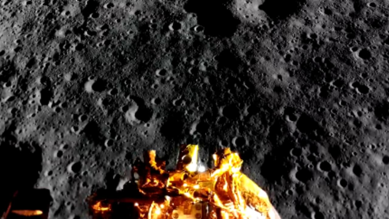 ഒരില കൊഴിയുന്ന ലാഘവത്തോടെയുള്ള സോഫ്റ്റ് ലാന്‍ഡിംഗ്; ബ്ലൂ ഗോസ്റ്റ് ചന്ദ്രനില്‍ ഇറങ്ങുന്ന വീഡിയോ പുറത്ത്