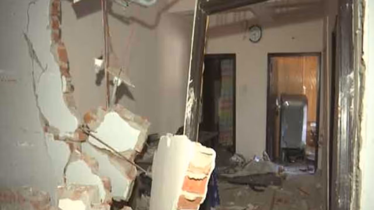 Madhya Pradesh: Explosion in Gwalior Apartment leaves two injured, several flats damaged Madhya Pradesh: Explosion in Gwalior Apartment leaves two injured, several flats damaged