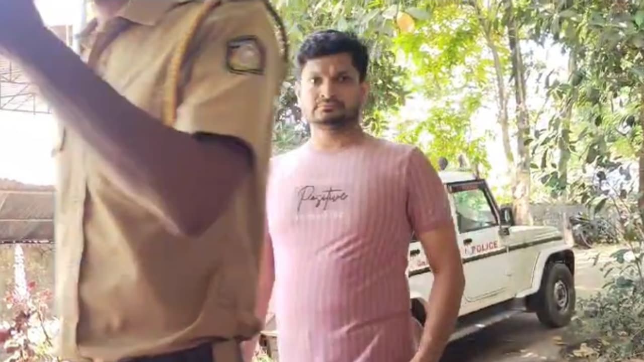 അറസ്റ്റിലായത് ബാങ്ക് ഉദ്യോഗസ്ഥൻ; 'ബസിൽ അനുവാദം ചോദിച്ച് അടുത്തിരുന്ന ശേഷം യുവതിയോട് ലൈംഗികാതിക്രമം കാട്ടി' അറസ്റ്റിലായത് ബാങ്ക് ഉദ്യോഗസ്ഥൻ; 'ബസിൽ അനുവാദം ചോദിച്ച് അടുത്തിരുന്ന ശേഷം യുവതിയോട് ലൈംഗികാതിക്രമം കാട്ടി'