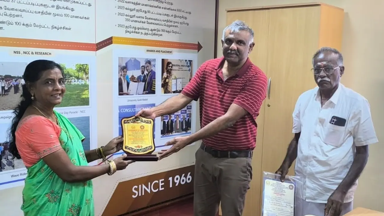 சமூக மேம்பாட்டு பணிகளுக்கு வித்திட்ட பேராசிரியை க்கு மாநில விருது