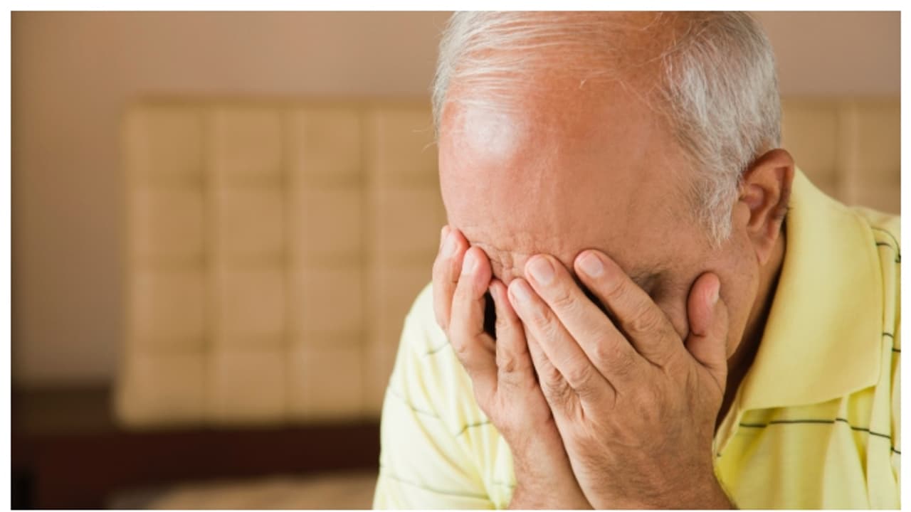 അച്ഛൻ 65 കാരനായ ഫിസിക്സ് അധ്യാപകൻ, ജോലി സ്ഥലത്ത് മോശം പെരുമാറ്റം നേരിടുന്നു; മകന്റെ വൈകാരികമായ കുറിപ്പ് വൈറൽ അച്ഛൻ 65 കാരനായ ഫിസിക്സ് അധ്യാപകൻ, ജോലി സ്ഥലത്ത് മോശം പെരുമാറ്റം നേരിടുന്നു; മകന്റെ വൈകാരികമായ കുറിപ്പ് വൈറൽ