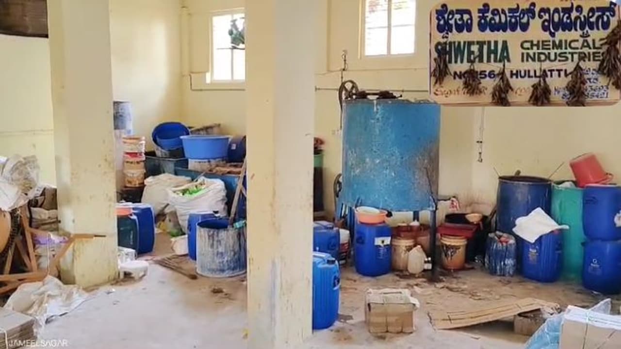 ಶಿವಮೊಗ್ಗದಲ್ಲಿ ಅನಧಿಕೃತ ಜೇನುತುಪ್ಪ, ವಿನೆಗರ್ ತಯಾರಿಕೆ ಘಟಕದ ಮೇಲೆ ದಿಢೀರ್ ದಾಳಿ ಮಾಡಿದ ತಹಸೀಲ್ದಾರ್! ಶಿವಮೊಗ್ಗದಲ್ಲಿ ಅನಧಿಕೃತ ಜೇನುತುಪ್ಪ, ವಿನೆಗರ್ ತಯಾರಿಕೆ ಘಟಕದ ಮೇಲೆ ದಿಢೀರ್ ದಾಳಿ ಮಾಡಿದ ತಹಸೀಲ್ದಾರ್!