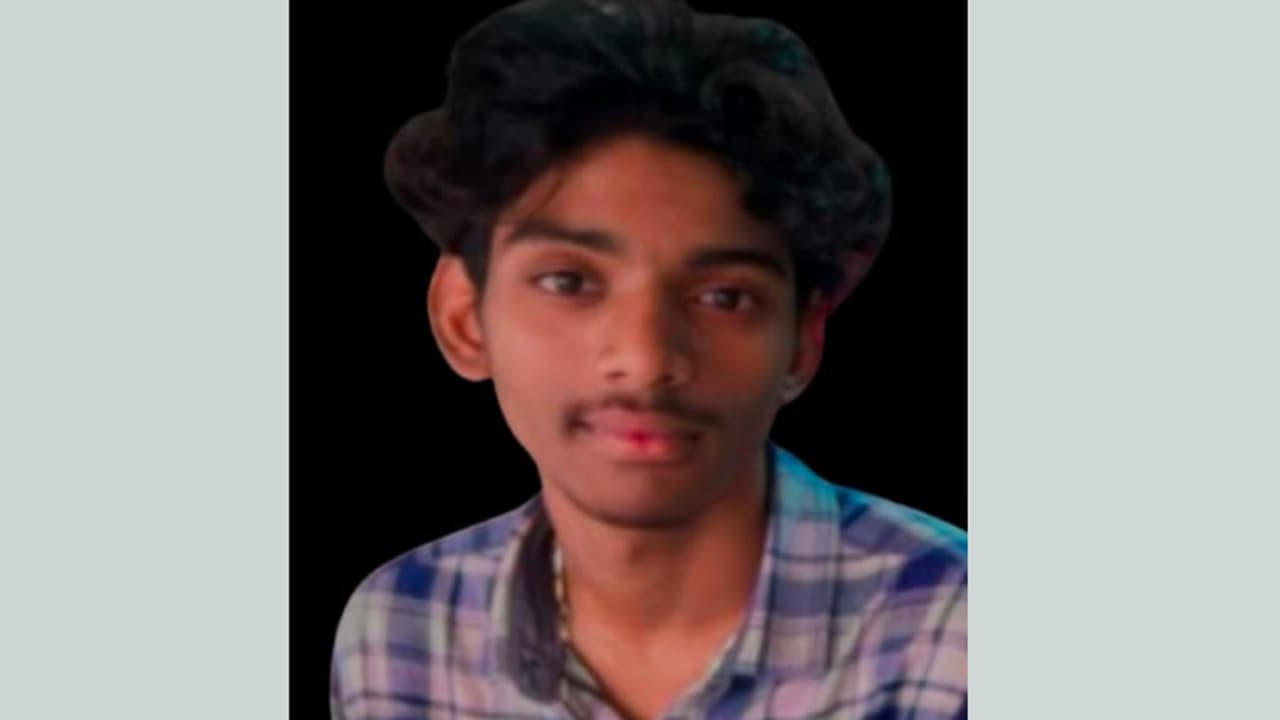 ക്ഷേത്ര ഉത്സവം കഴിഞ്ഞ് വരുമ്പോൾ രാത്രിയിൽ സ്കൂട്ടർ അപകടം, ചികിത്സയിലിരുന്ന പ്ലസ് ടു വിദ്യാർത്ഥി മരിച്ചു ക്ഷേത്ര ഉത്സവം കഴിഞ്ഞ് വരുമ്പോൾ രാത്രിയിൽ സ്കൂട്ടർ അപകടം, ചികിത്സയിലിരുന്ന പ്ലസ് ടു വിദ്യാർത്ഥി മരിച്ചു