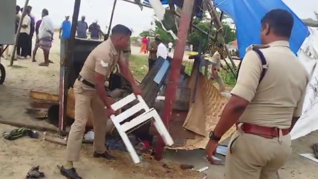 പരാതിയുമായെത്തിയത് നാട്ടുകാർ; ആലപ്പുഴ ബീച്ചിലെ 'ചായക്കട' ഡിവൈഎസ്‌പിയുടെ സാന്നിധ്യത്തിൽ പൊളിച്ചു