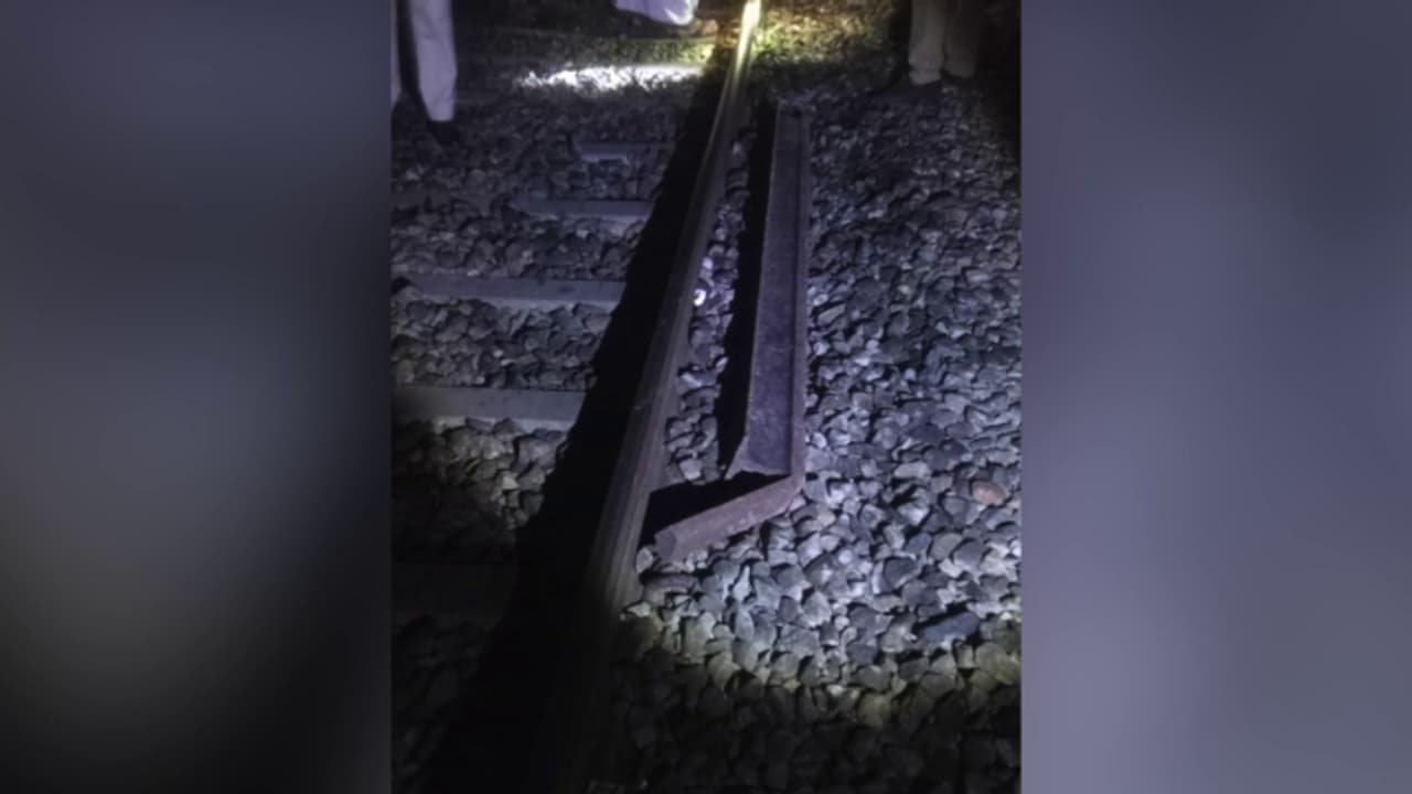 തൃശ്ശൂരിൽ ട്രെയിൻ അട്ടിമറി ശ്രമം: പാളത്തിൽ ഇരുമ്പ് തൂൺ കയറ്റിവച്ചു, ചരക്ക് ട്രെയിൻ തട്ടിത്തെറിപ്പിച്ചു തൃശ്ശൂരിൽ ട്രെയിൻ അട്ടിമറി ശ്രമം: പാളത്തിൽ ഇരുമ്പ് തൂൺ കയറ്റിവച്ചു, ചരക്ക് ട്രെയിൻ തട്ടിത്തെറിപ്പിച്ചു