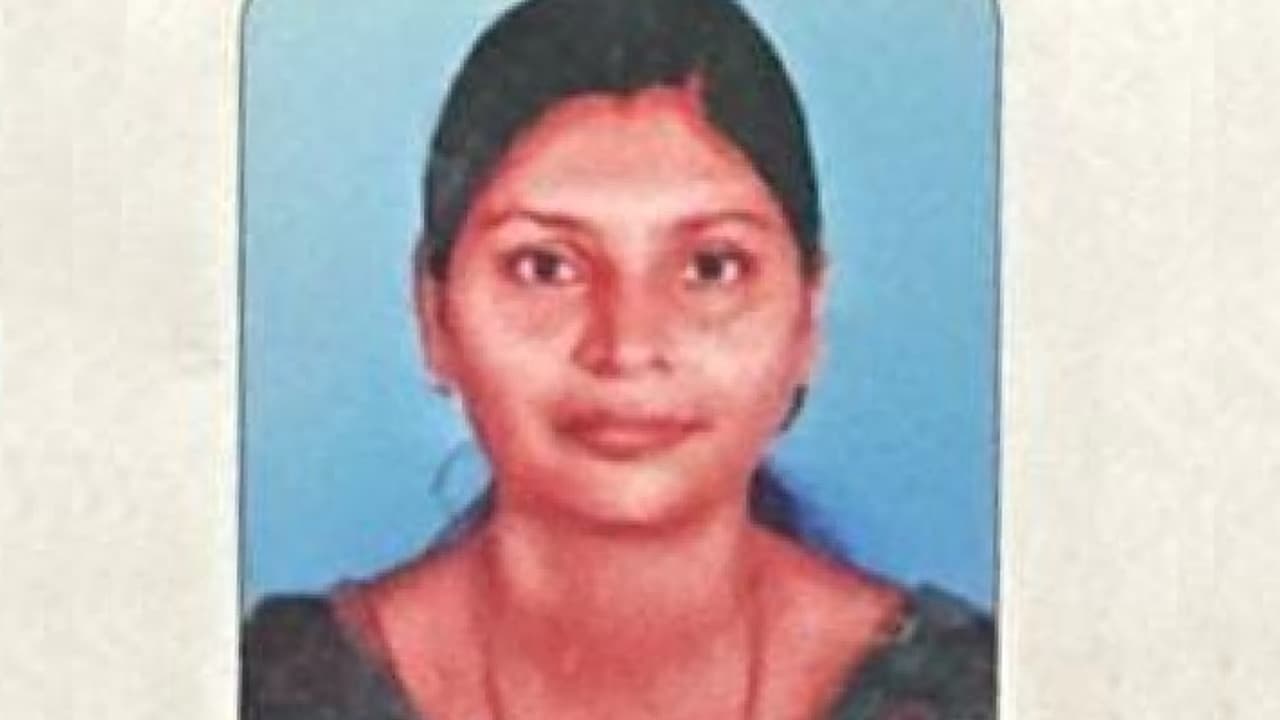 സ്വകാര്യബസ്സിനെ മറികടക്കുന്നതിനിടെ എതിർവശത്തുകൂടെ വന്ന ട്രാവലർ സ്കൂട്ടറിലിടിച്ചു; യുവതിക്ക് ദാരുണാന്ത്യം സ്വകാര്യബസ്സിനെ മറികടക്കുന്നതിനിടെ എതിർവശത്തുകൂടെ വന്ന ട്രാവലർ സ്കൂട്ടറിലിടിച്ചു; യുവതിക്ക് ദാരുണാന്ത്യം