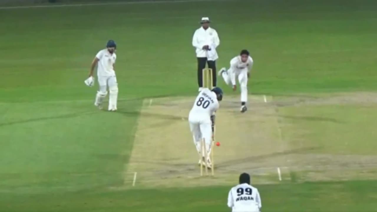 ഹാട്രിക്ക് അടക്കം 3 പന്തില് വീണത് 4 വിക്കറ്റ്; പാകിസ്ഥാന് പ്രസിഡന്റ്സ് ട്രോഫി ഫൈനലില് നാടകീയ രംഗങ്ങൾ ഹാട്രിക്ക് അടക്കം 3 പന്തില് വീണത് 4 വിക്കറ്റ്; പാകിസ്ഥാന് പ്രസിഡന്റ്സ് ട്രോഫി ഫൈനലില് നാടകീയ രംഗങ്ങൾ