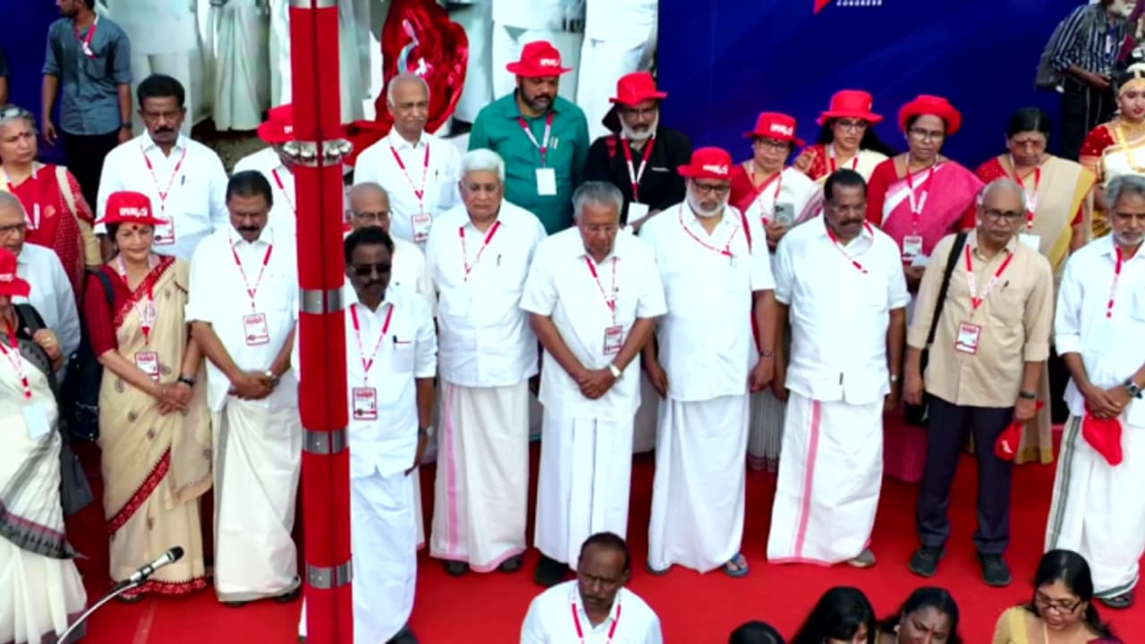 കൊല്ലത്ത് ചെങ്കൊടിയേറ്റം: സിപിഎം സംസ്ഥാന സമ്മേളനത്തിന് തുടക്കം; എകെ ബാലൻ പതാക ഉയർത്തി കൊല്ലത്ത് ചെങ്കൊടിയേറ്റം: സിപിഎം സംസ്ഥാന സമ്മേളനത്തിന് തുടക്കം; എകെ ബാലൻ പതാക ഉയർത്തി