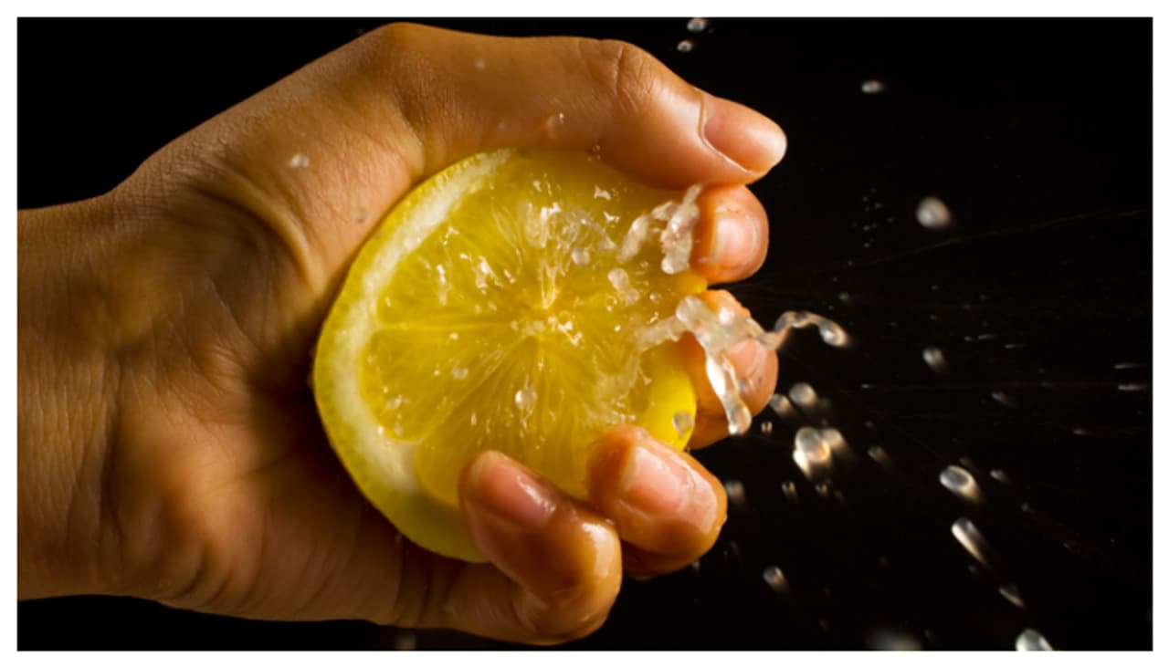 നാരങ്ങ നീര് ഉപയോഗിച്ച് അടുക്കള വൃത്തിയാക്കാം; ഇങ്ങനെ ചെയ്താൽ മതി 