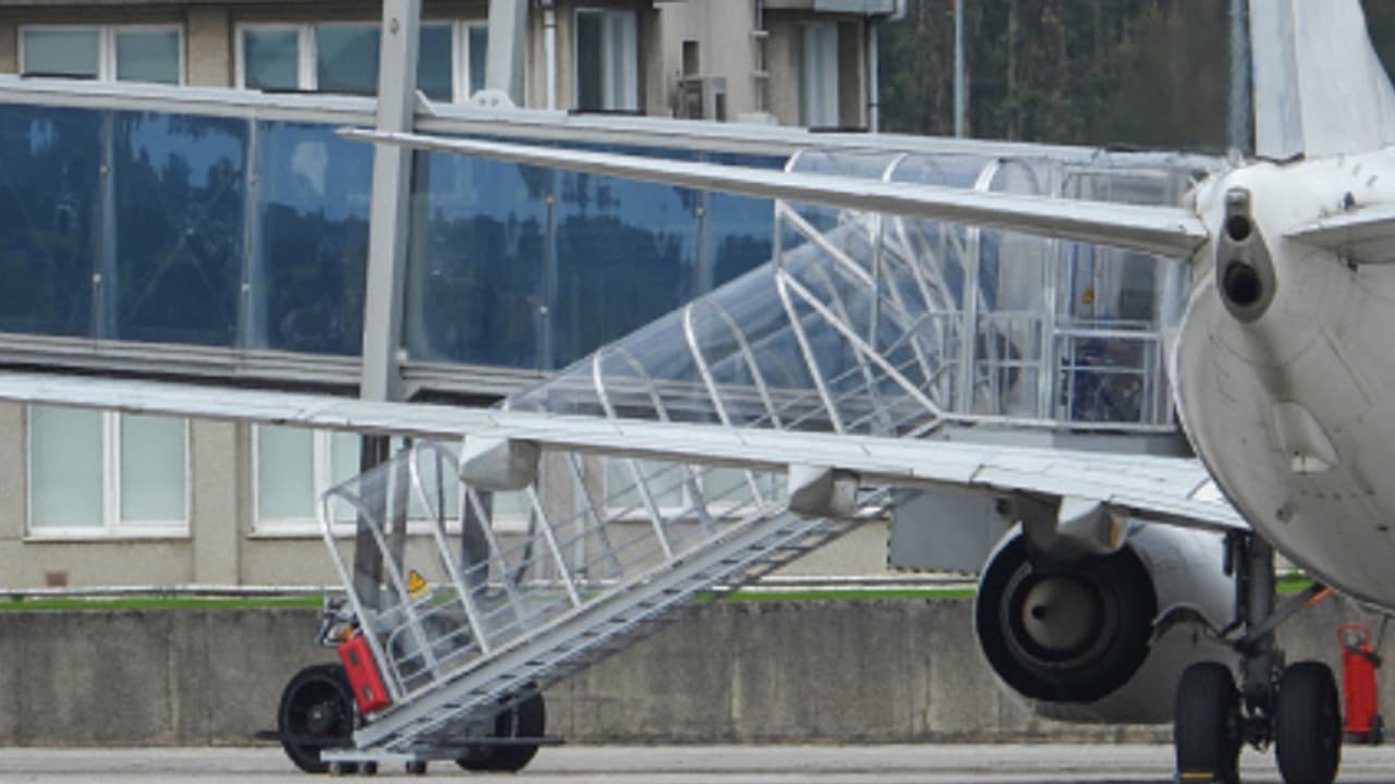 ടെക്നിക്കൽ ജീവനക്കാരന്റെ വേഷം, വിമാനത്തിലേക്ക് തോക്കുമായെത്തിയ 17കാരനെ പിടികൂടി യാത്രക്കാരും ക്രൂ അംഗങ്ങളും ടെക്നിക്കൽ ജീവനക്കാരന്റെ വേഷം, വിമാനത്തിലേക്ക് തോക്കുമായെത്തിയ 17കാരനെ പിടികൂടി യാത്രക്കാരും ക്രൂ അംഗങ്ങളും