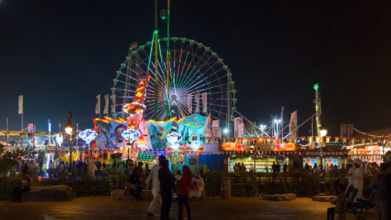 നിരത്തുകളിൽ അലങ്കാര വിളക്കുകൾ, തെരുവുകൾ സജീവം; ആഘോഷത്തിൽ മുങ്ങി യുഎഇ നിരത്തുകളിൽ അലങ്കാര വിളക്കുകൾ, തെരുവുകൾ സജീവം; ആഘോഷത്തിൽ മുങ്ങി യുഎഇ