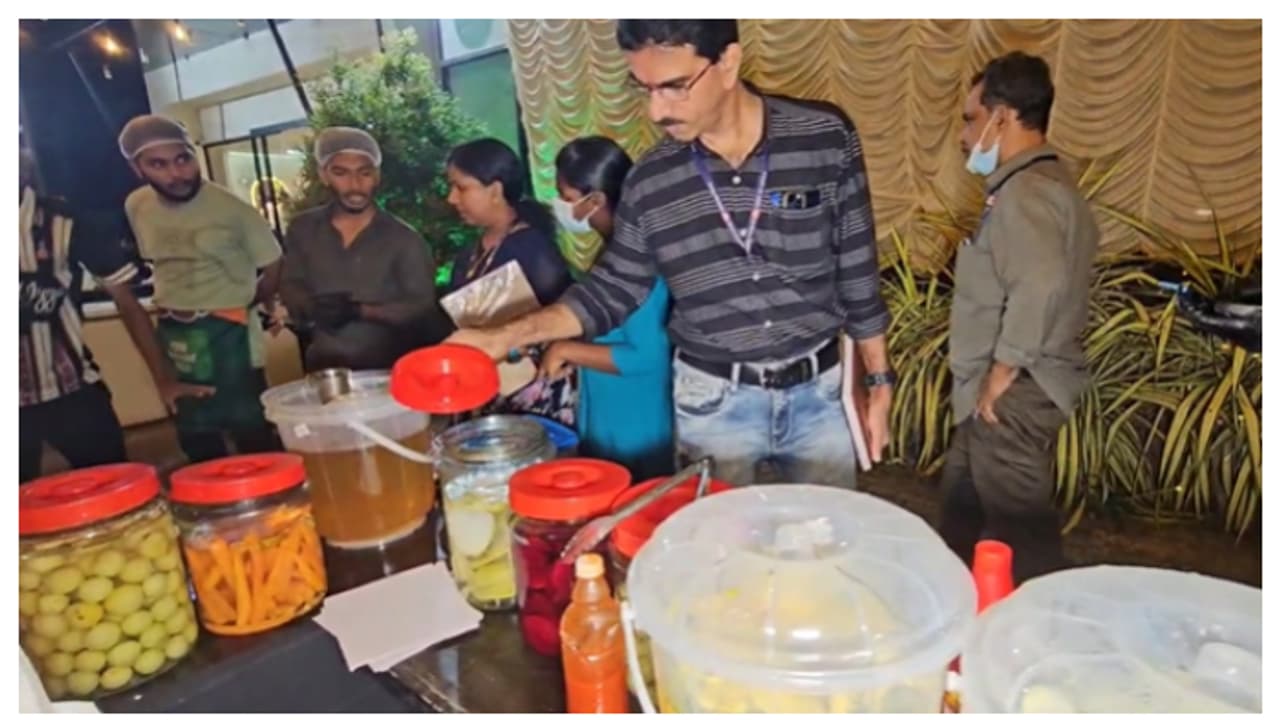 ഉപ്പിലിട്ടത്, ദംസോഡ, മസാല സോഡ, കുലുക്കി സര്ബത്ത്; മഞ്ഞപ്പിത്തത്തിന് കാരണം തേടി പരിശോധനയുമായി ആരോഗ്യവകുപ്പ് ഉപ്പിലിട്ടത്, ദംസോഡ, മസാല സോഡ, കുലുക്കി സര്ബത്ത്; മഞ്ഞപ്പിത്തത്തിന് കാരണം തേടി പരിശോധനയുമായി ആരോഗ്യവകുപ്പ്