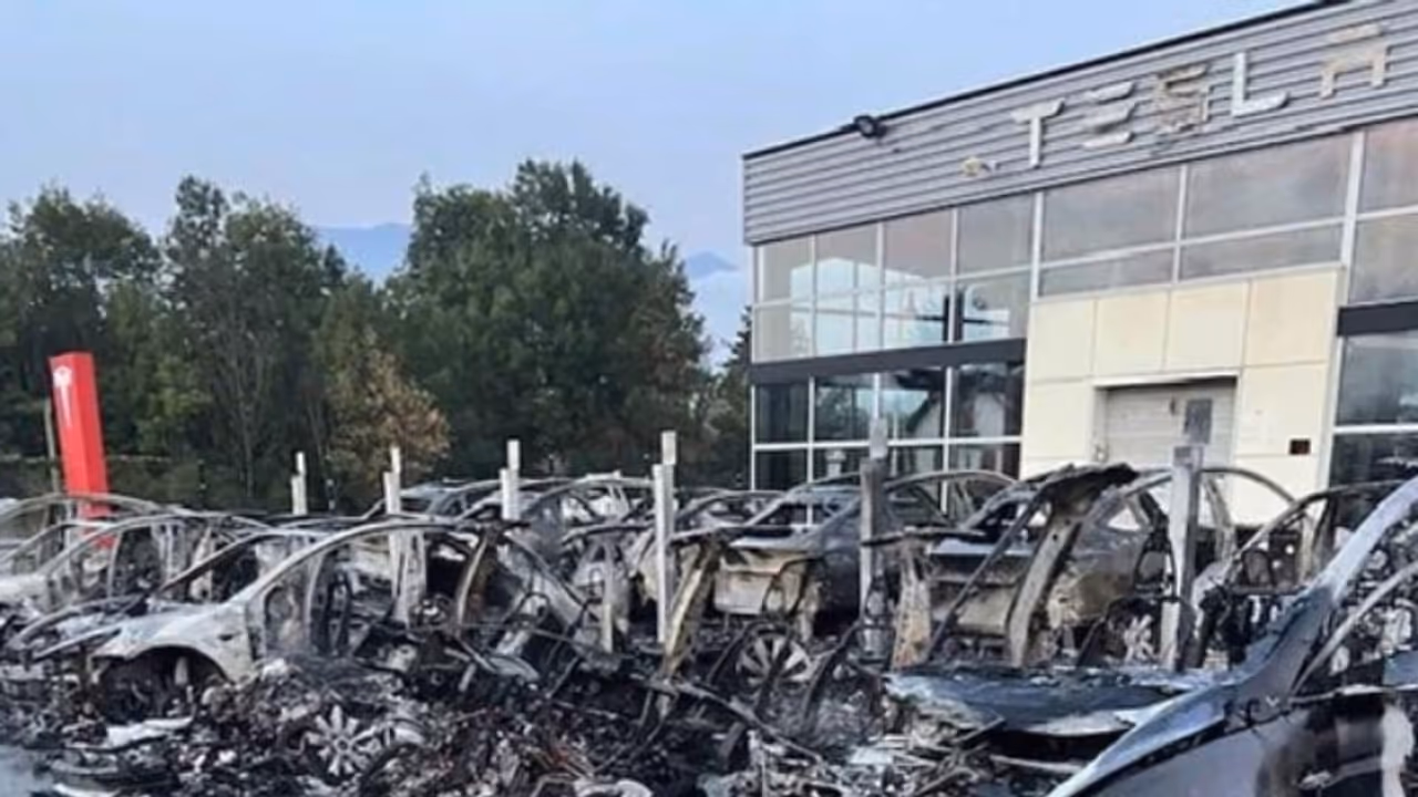 ടെസ്ല ഷോറൂമിൽ വീണ്ടും തീപിടിത്തം, കാറുകൾ കത്തിനശിച്ചു, ഗൂഡാലോചനയെന്ന് റിപ്പോർട്ട് ടെസ്ല ഷോറൂമിൽ വീണ്ടും തീപിടിത്തം, കാറുകൾ കത്തിനശിച്ചു, ഗൂഡാലോചനയെന്ന് റിപ്പോർട്ട്