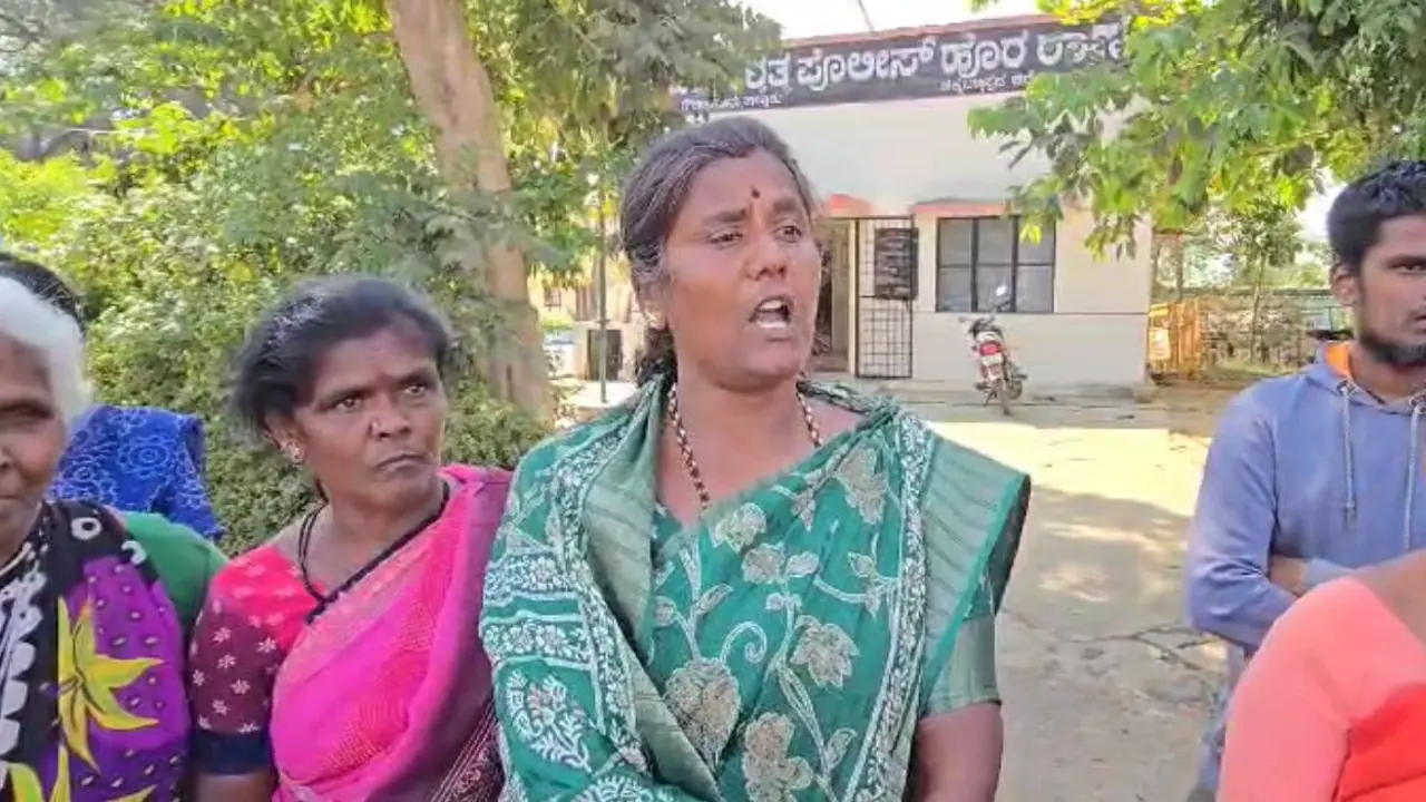 Chikkaballapur: ಹಣಕ್ಕಾಗಿ ಹೆತ್ತ ತಾಯಿಯ ಶವವನ್ನೇ ಹೂಳಲು ಬಿಡದ ಗಂಡು ಮಕ್ಕಳು! Chikkaballapur: ಹಣಕ್ಕಾಗಿ ಹೆತ್ತ ತಾಯಿಯ ಶವವನ್ನೇ ಹೂಳಲು ಬಿಡದ ಗಂಡು ಮಕ್ಕಳು!