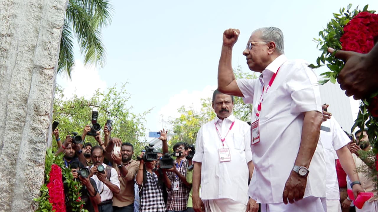 പിണറായിക്ക് പിന്നിൽ പാര്‍ട്ടി; നവകേരള നയരേഖക്ക് സമ്മേളനത്തിൽ പൂർണ പിന്തുണ; പൊതുചർച്ചയിൽ ആരും എതിർത്തില്ല