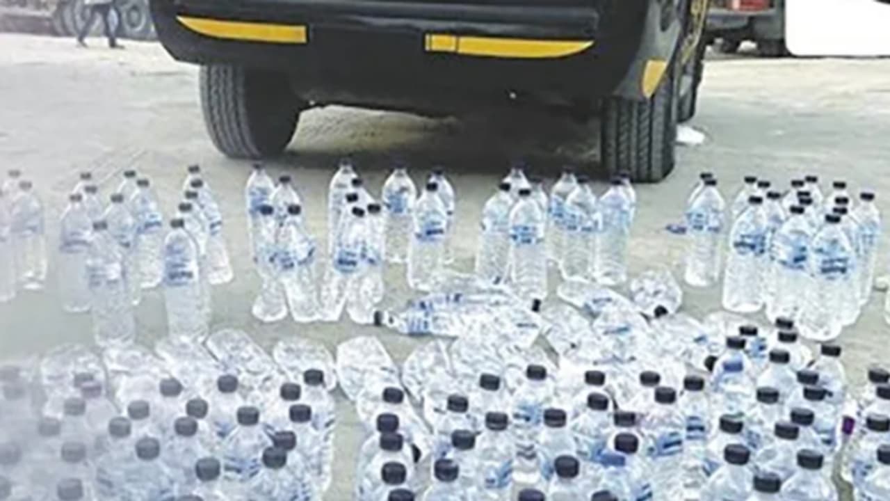 ചെക്ക്പോസ്റ്റിലൂടെ കടക്കാൻ ശ്രമം, പൊലീസിനെ കണ്ട് പേടിച്ച് ഓടാൻ നോക്കി; കാറ് പരിശോധിച്ചപ്പോൾ 200 കുപ്പി ചാരായം ചെക്ക്പോസ്റ്റിലൂടെ കടക്കാൻ ശ്രമം, പൊലീസിനെ കണ്ട് പേടിച്ച് ഓടാൻ നോക്കി; കാറ് പരിശോധിച്ചപ്പോൾ 200 കുപ്പി ചാരായം