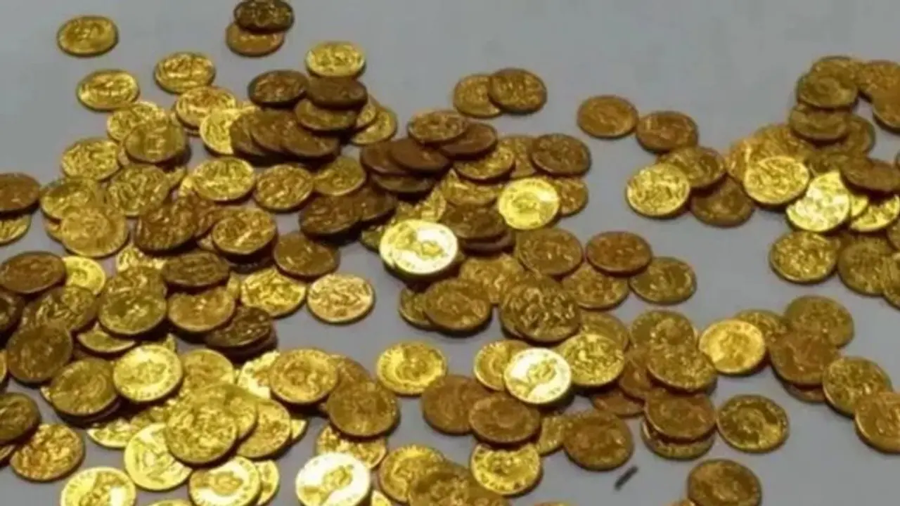 ರಾಜರ ಕಾಲದ ಚಿನ್ನದ ನಾಣ್ಯ ಪತ್ತೆ: ರಾತ್ರಿಯಿಡೀ ಟಾರ್ಚ್ ಹಿಡಿದು ಭೂಮಿ ಅಗೆಯುತ್ತಿರುವ ಗ್ರಾಮಸ್ಥರು! ರಾಜರ ಕಾಲದ ಚಿನ್ನದ ನಾಣ್ಯ ಪತ್ತೆ: ರಾತ್ರಿಯಿಡೀ ಟಾರ್ಚ್ ಹಿಡಿದು ಭೂಮಿ ಅಗೆಯುತ್ತಿರುವ ಗ್ರಾಮಸ್ಥರು!