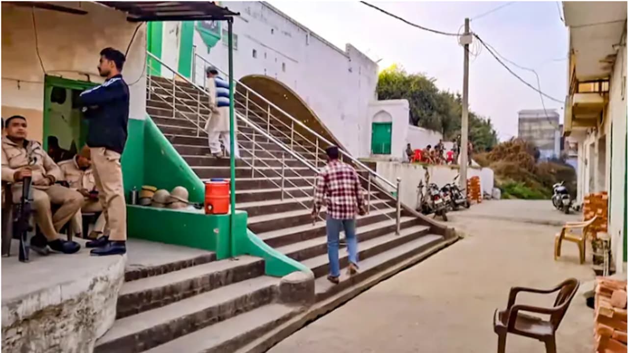 'ഹോളി വർഷത്തിൽ ഒരിക്കൽ മാത്രം, വെള്ളിയാഴ്ച നമസ്കാരം വർഷത്തിൽ 52 തവണ'; പൊലീസുകാരന്റെ പ്രസ്താവന വിവാദത്തിൽ 