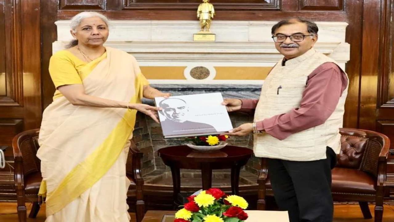 மத்திய நிதியமைச்சர் நிர்மலா சீதாராமனை திடீரென சந்தித்த தருண் விஜய்! என்ன விஷயம்? மத்திய நிதியமைச்சர் நிர்மலா சீதாராமனை திடீரென சந்தித்த தருண் விஜய்! என்ன விஷயம்?