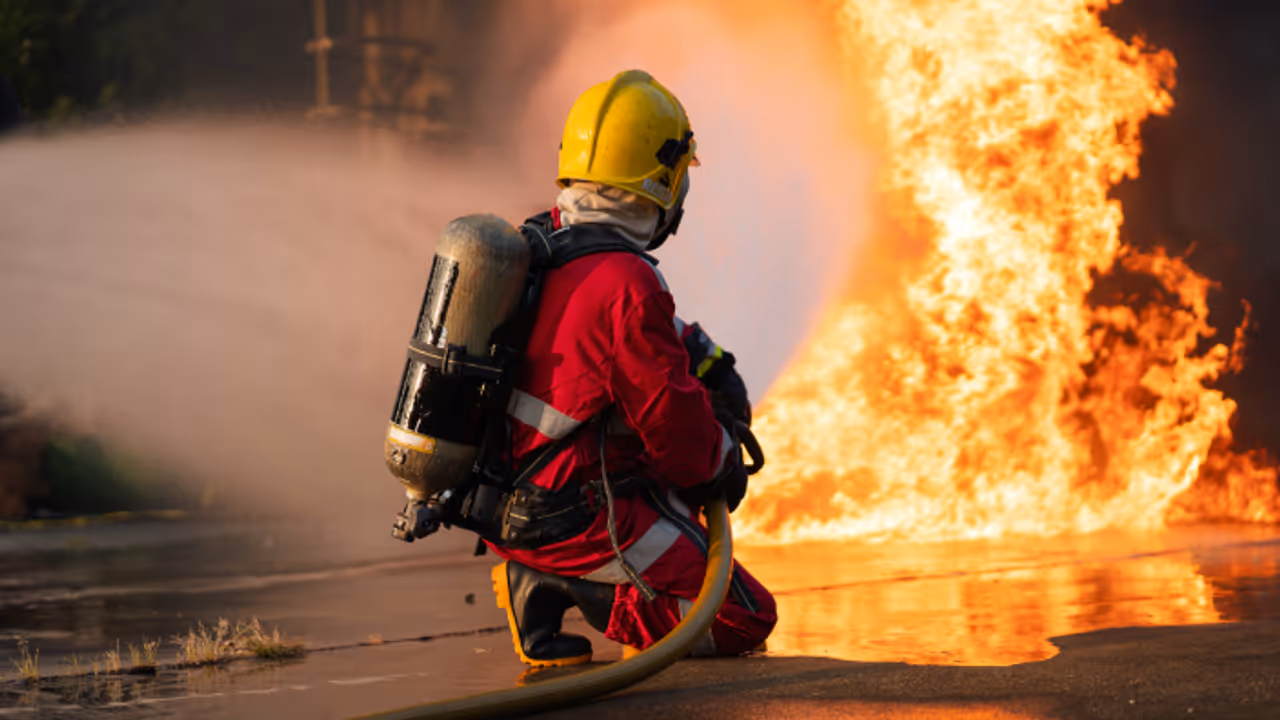 കുവൈത്തിൽ ഗതാഗതക്കുരുക്കിനിടെ റോഡിൻ്റെ മധ്യത്തിൽ വാഹനത്തിന് തീപിടിച്ചു, വൻ അപകടം ഒഴിവായത് തലനാരിഴക്ക് കുവൈത്തിൽ ഗതാഗതക്കുരുക്കിനിടെ റോഡിൻ്റെ മധ്യത്തിൽ വാഹനത്തിന് തീപിടിച്ചു, വൻ അപകടം ഒഴിവായത് തലനാരിഴക്ക്